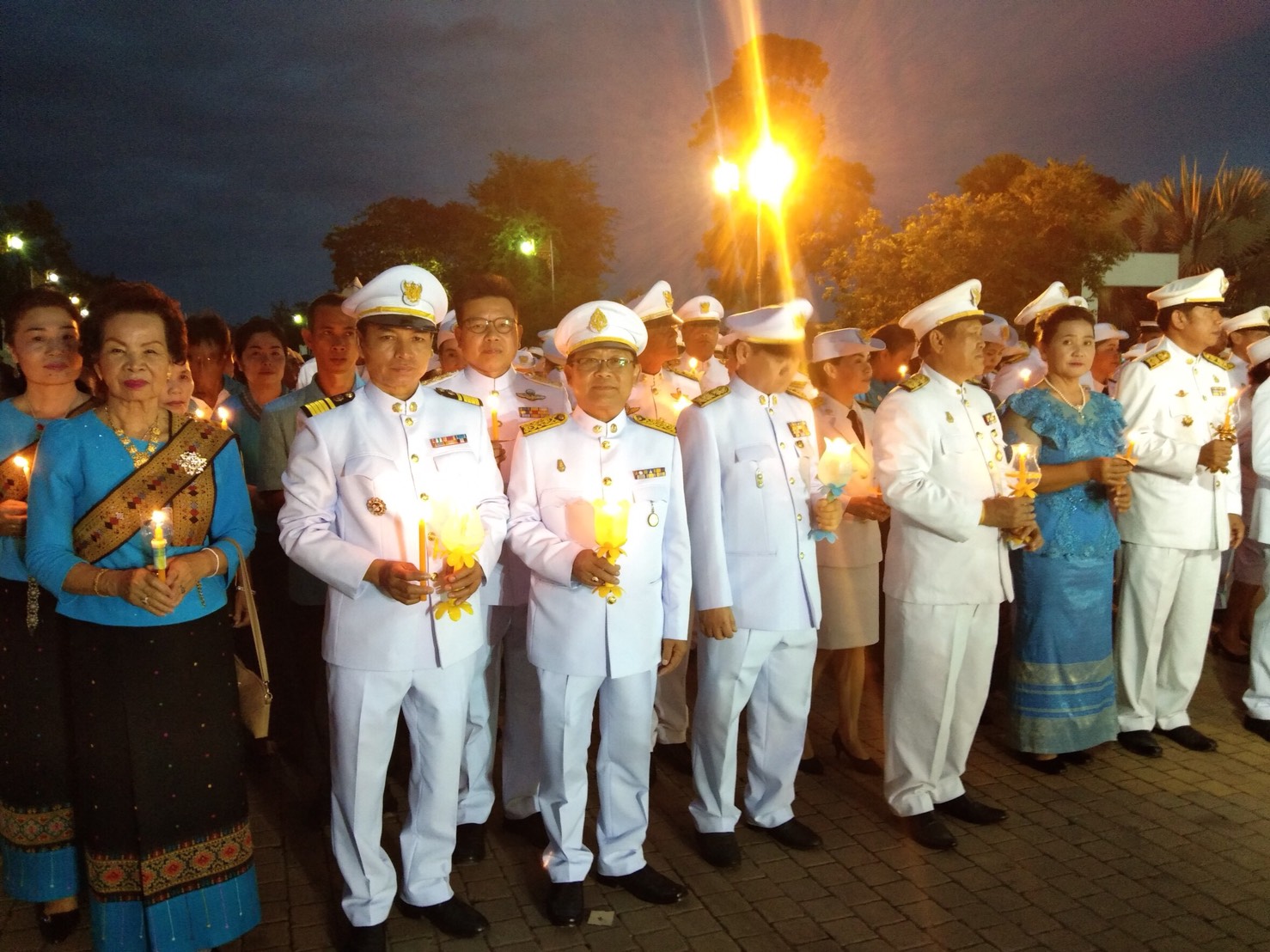 กปภ.สาขาธาตุพนม ร่วมพิธีถวายเครื่องราชสัการะพานพุ่มทองพุ่มเงิน เบื้องหน้าพระบรมมฉายาลักษณ์ จุดเทียนชัยถวายพระพรชัยมงคล และร่วมร้องเพลงเฉลิมพระเกียรติ สมเด็จพระนางเจ้าสิริกิติ์ พระบรมราชินีนาถ ในราชกาลที่ ๙ เนื่องในโอกาสวันเฉลิมพระชนมพรรษา ๘๖ พรรษา ๑๒ สิงหาคม ๒๕๖๑ ณ ลานหน้าวัดพระธาตุพนมวรมหาวิหาร