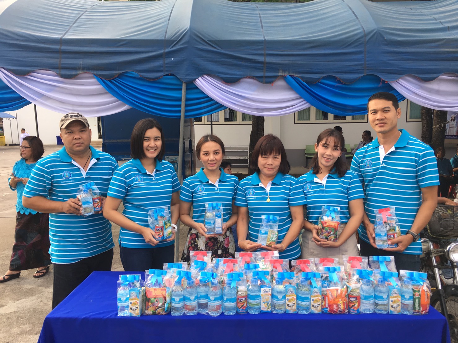 กปภ.สาขาพนมทวน ร่วมทำบุญตักบาตรข้าวสารอาหารแห้ง เนื่องในวันแม่แห่งชาติ