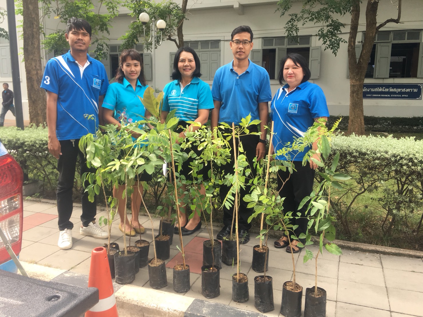กปภ.สาขาสมุทรสงคราม มอบต้นไม้ให้กับสำนักงานจังหวัดสมุทรสงคราม เพื่อใช้ในกิจกรรมตลาดนัดสินค้าเกษตร ฯ