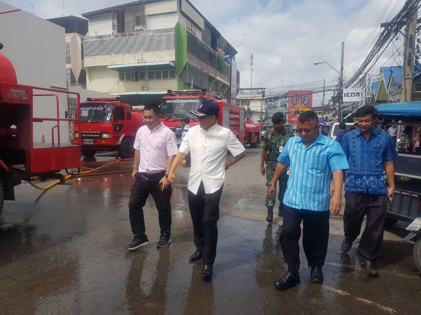 กปภ.สาขาสมุทรสงคราม ให้การสนับสนุนรถบรรทุกน้ำ กปภ. และเตรียมจุดรับน้ำเพื่อระงับเหตุเพลิงไหม้
