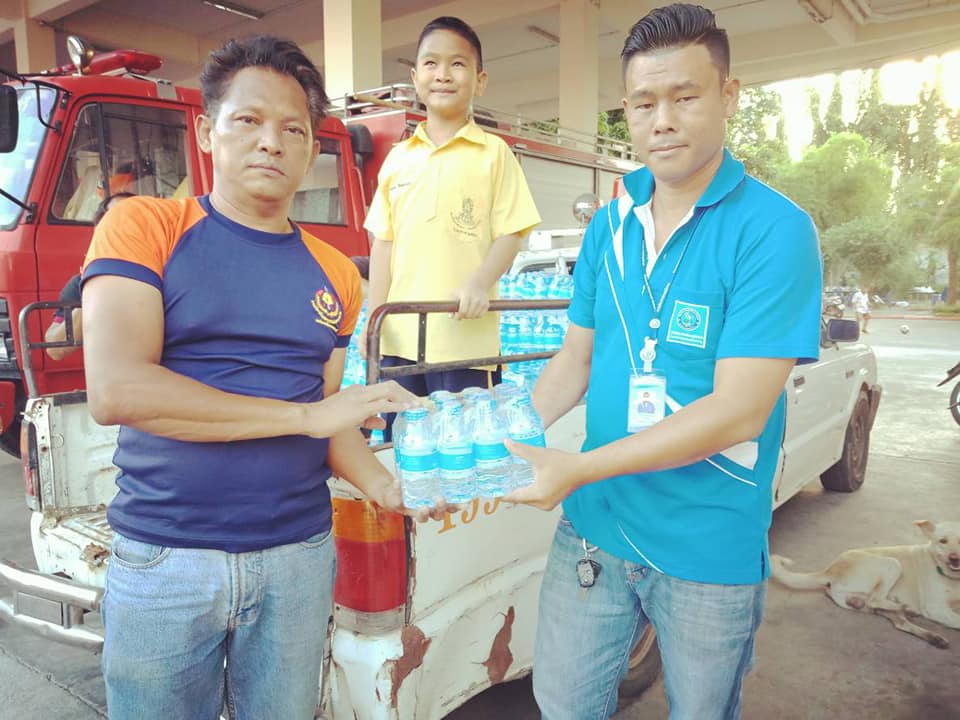 กปภ.สาขากาญจนบุรี ได้มอบน้ำดื่มตราสัญลักษณ์ กปภ.ให้กับตัวแทนเทศบาลเมืองกาญจนบุรี