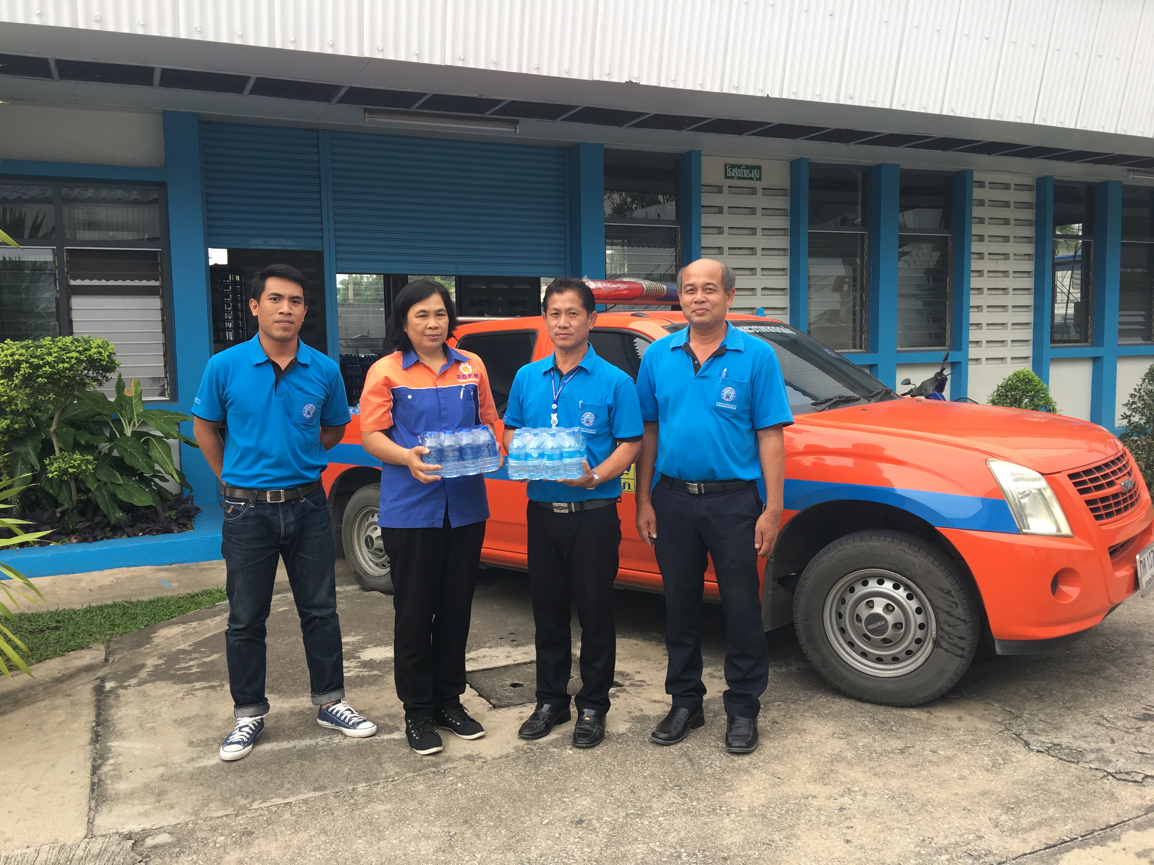 กปภ.สาขาสามพรานมอบน้ำดื่มตราสัญลักษณ์กปภ.ให้กับศูนย์ป้องกันและบรรเทาสาธารณภัยจังหวัดนครปฐม