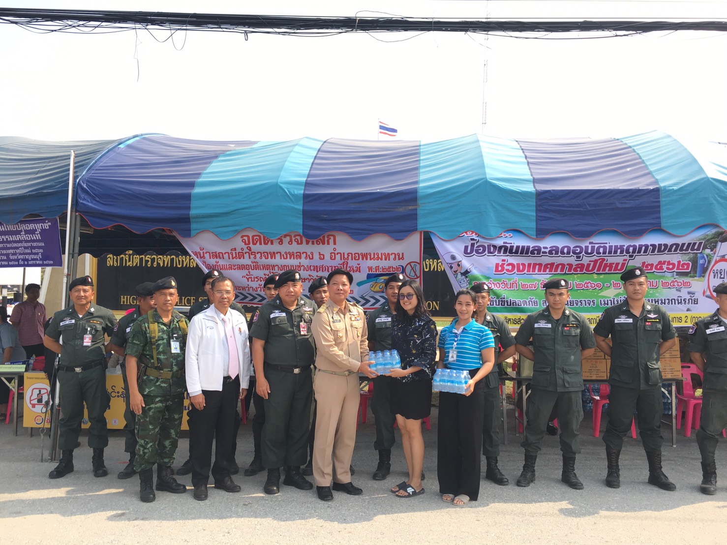 กปภ.สาขาพนมทวน ร่วมมอบน้ำดื่มบรรจุขวดตราสัญลักษณ์ ให้กับที่ว่าการอำเภอพนมทวน