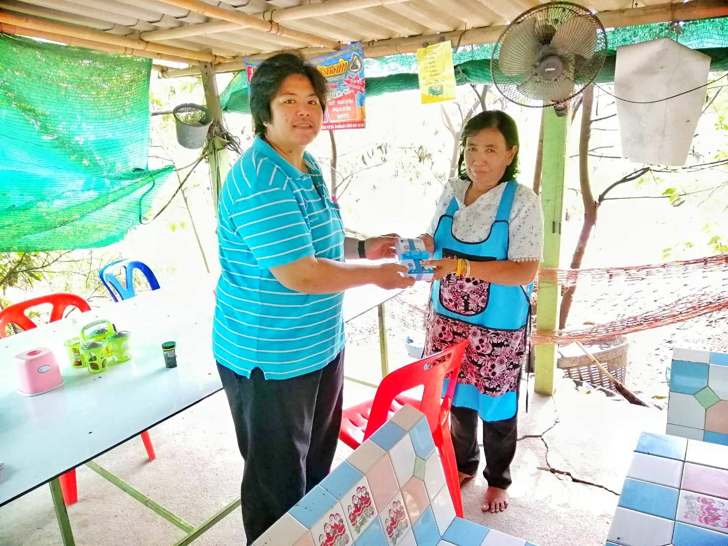 กปภ.สาขาปทุมธานี มอบของที่ระลึกแก่ผู้ใช้น้ำที่อนุญาตให้การประปาฯ ใช้เป็นจุดเฝ้าระวังคุณภาพน้ำ