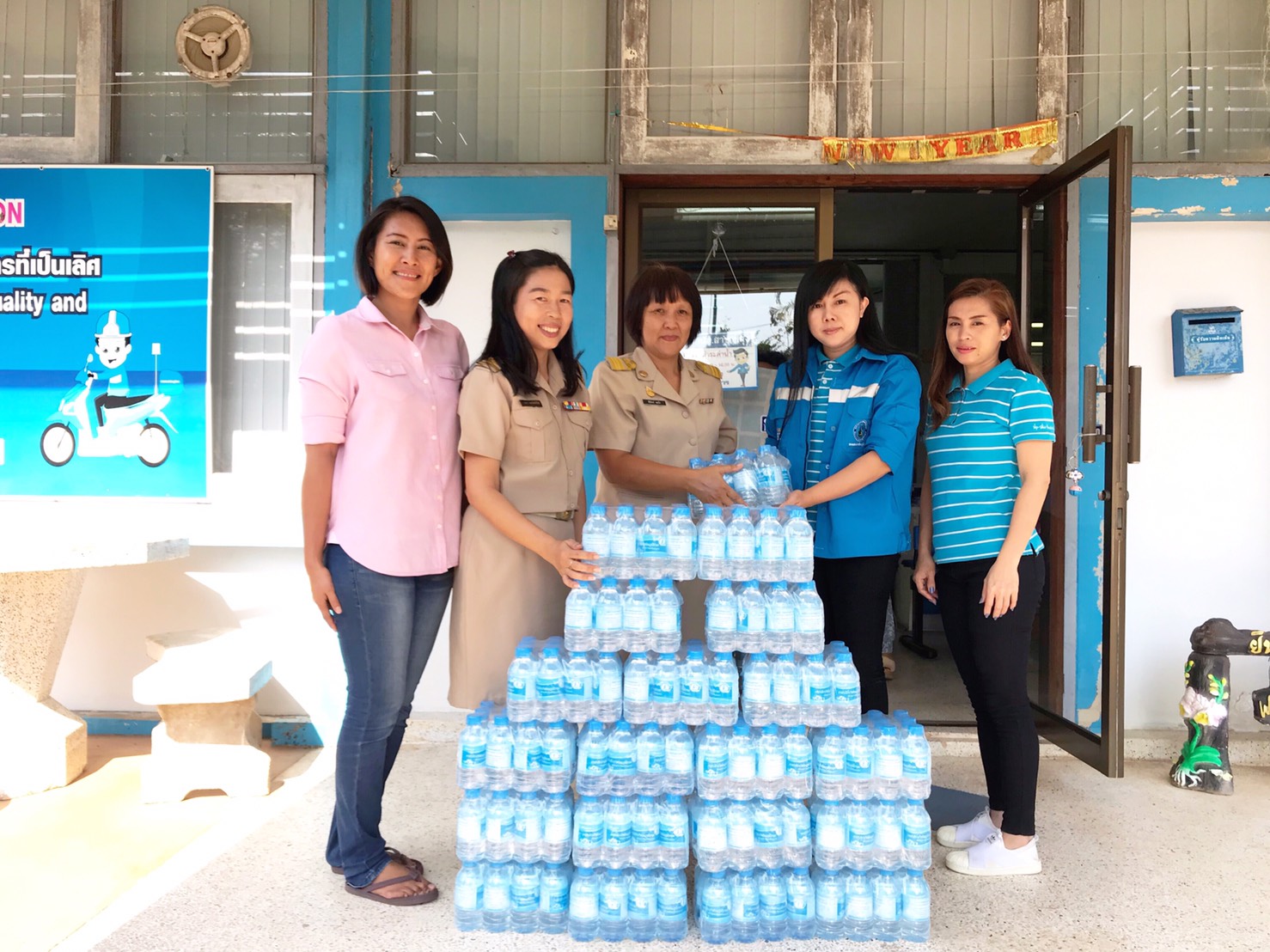 กปภ.สาขาขลุง มอบน้ำดื่มตราสัญลักษณ์ กปภ.บรรจุขวด