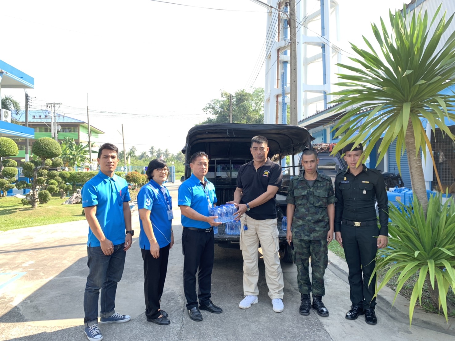 กปภ.สาขาสามพรานมอบน้ำดื่มบรรจุขวดให้กับกองพันทหารสารวัตรที่ 11