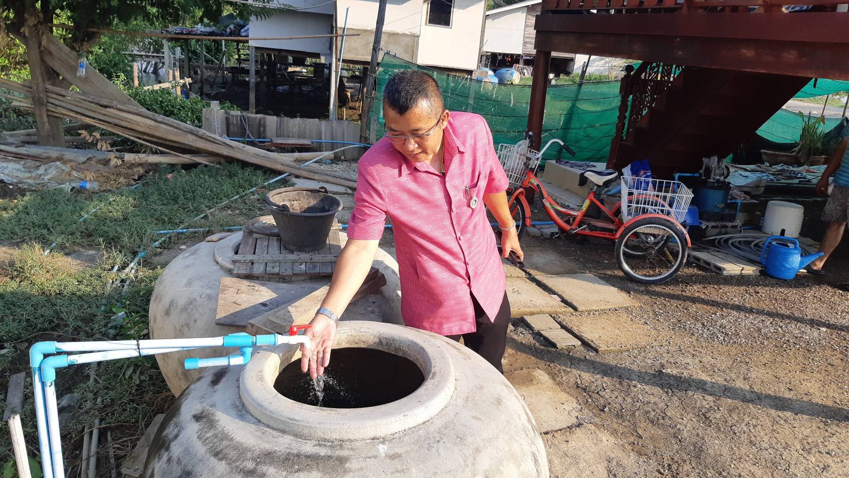 กปภ.สาขาสมุทรสงคราม ลงพื้นที่แก้ปัญหาน้ำประปาไม่ไหล หมู่ที่ 4 ต.คลองโคน อ.เมือง จ.สมุทรสงคราม