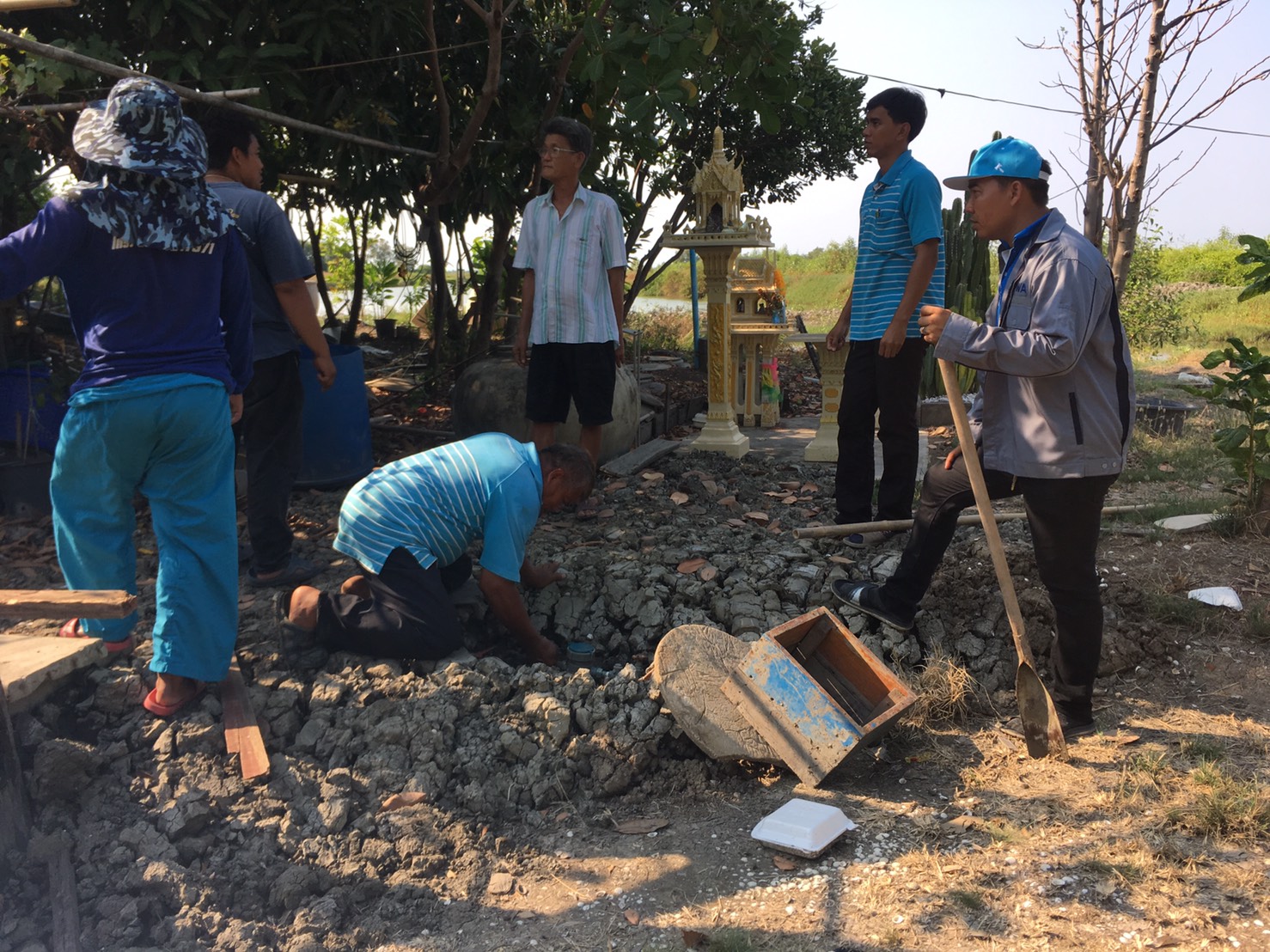 กปภ.สาขาสมุทรสงคราม ลงพื้นที่ตรวจสอบท่อแตกรั่วและแก้ไขปัญหาน้ำไม่ไหลพื้นที่ปลายท่อ