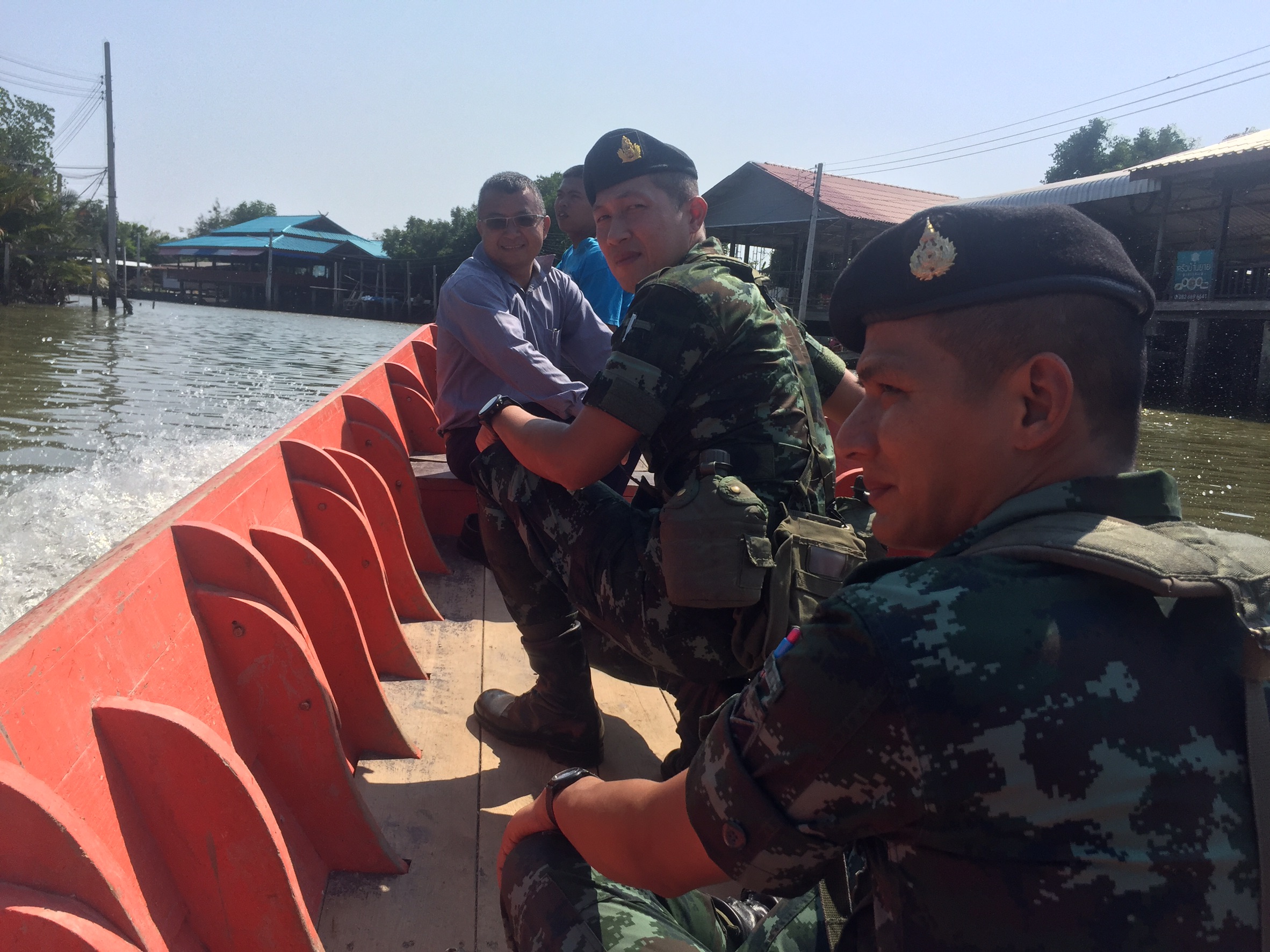 กปภ.สาขาสมุทรสงคราม ลงพื้นที่ตรวจสอบปัญหาน้ำไม่ไหลบริเวณพื้นที่ปลายท่อ