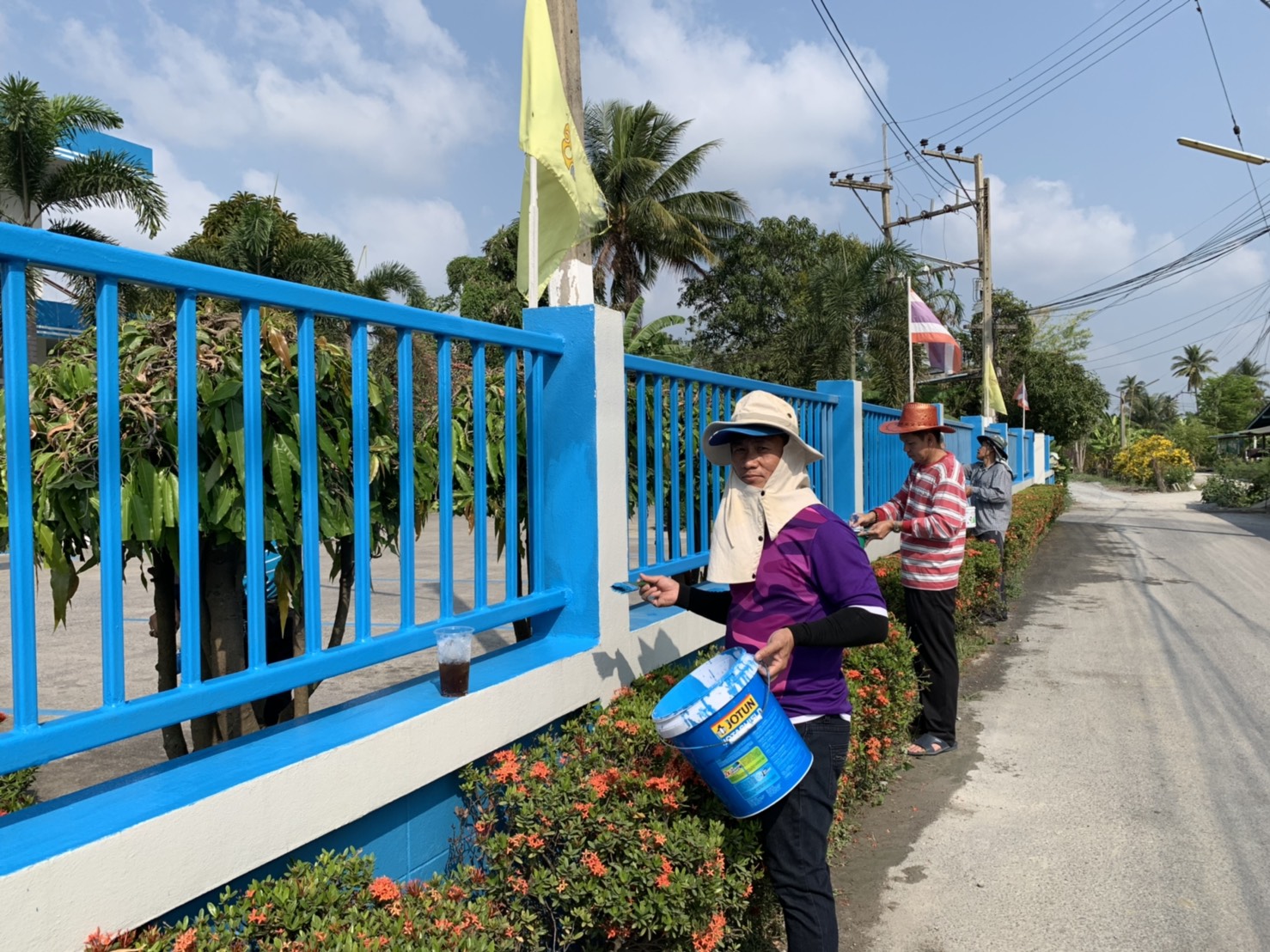 กปภ.สาขาสามพรานร่วมกันปรับปรุงภูมิทัศน์โดยรอบสำนักงาน