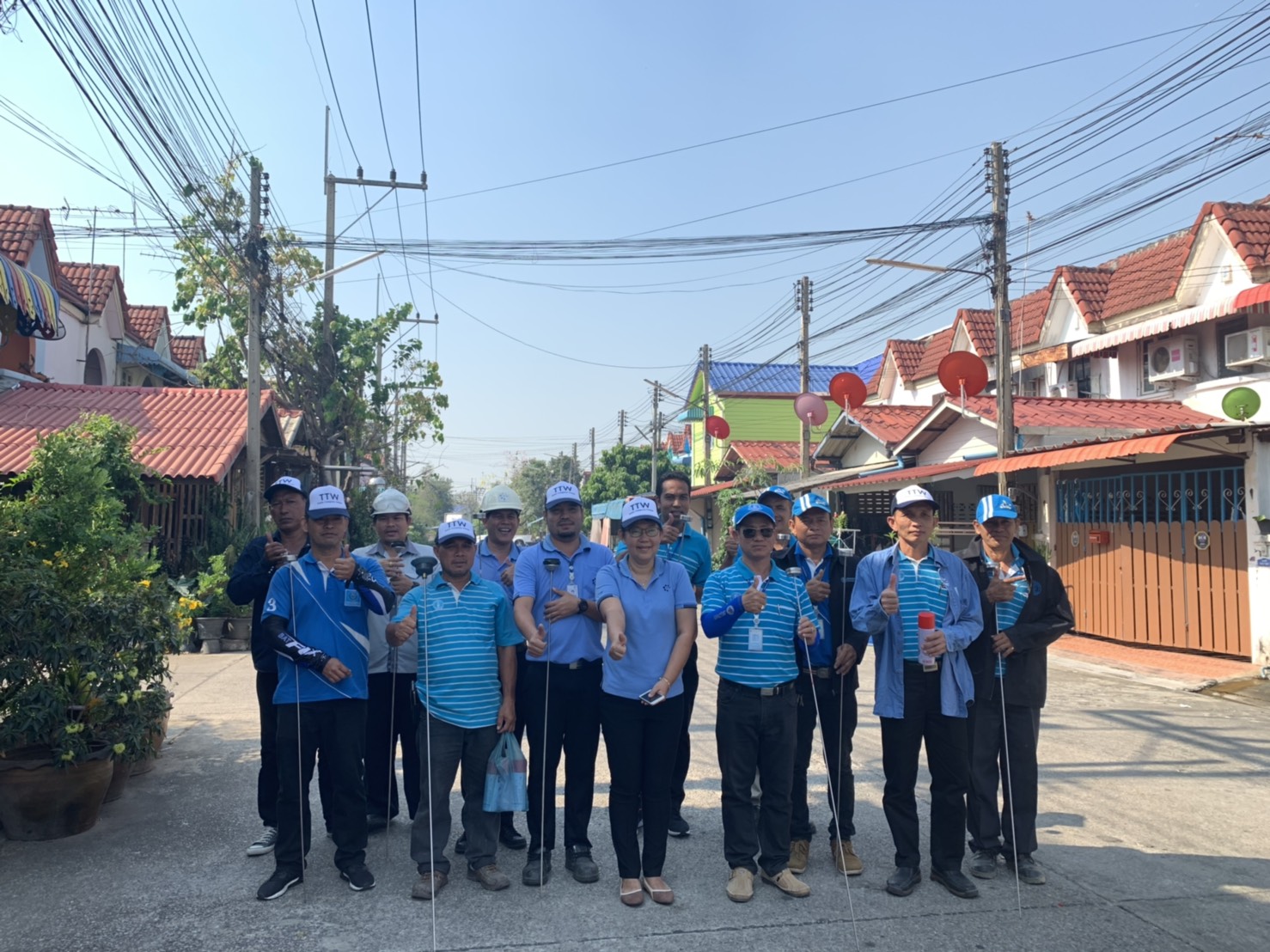กปภ.สาขาสามพราน ร่วมกับ บมจ.ทีทีดับบลิว จัดกิจกรรมลดน้ำสูญเสีย เดินหาท่อแตก/รั่ว ตามหมู่บ้าน