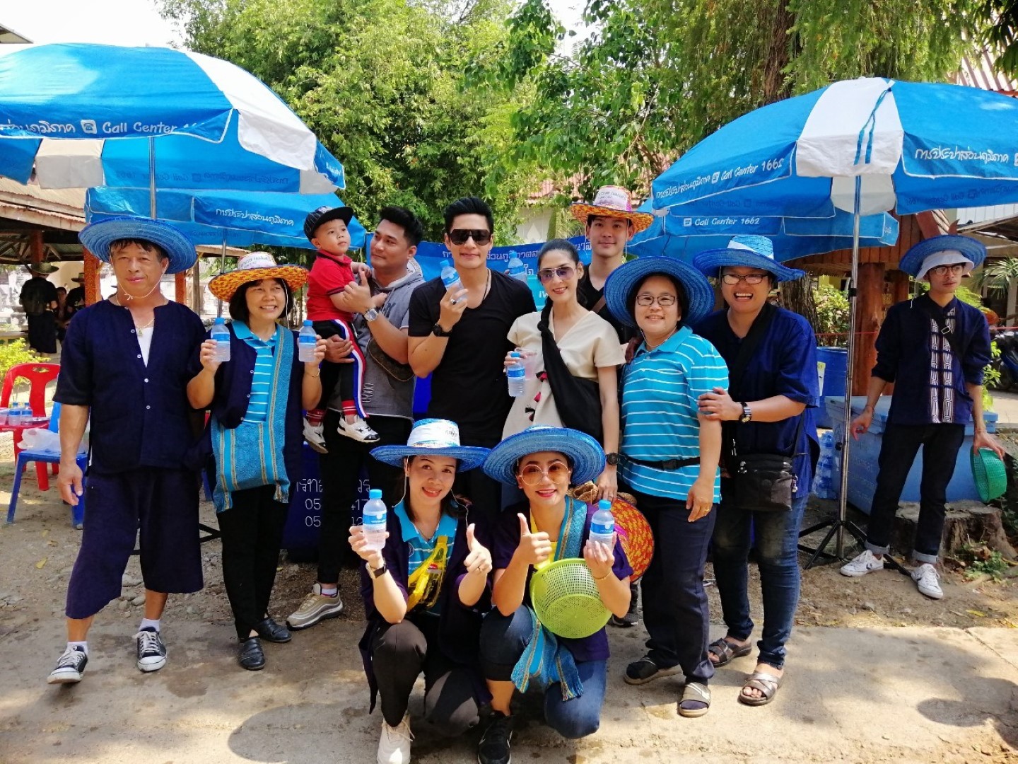 การประปาส่วนภูมิภาคสาขาศรีสัชนาลัย สนับสนุนน้ำดื่มบรรจุขวด ในงานประเพณีแห่ช้างบวชนาคของชาวไทยพวน บ้านหาดเสี้ยว