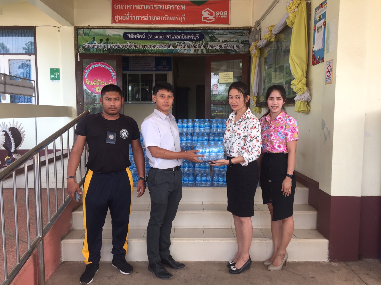 กปภ.สาขากบินทร์บุรี สนับสนุนน้ำดื่มบรรจุขวดตราสัญลักษณ์ กปภ.
