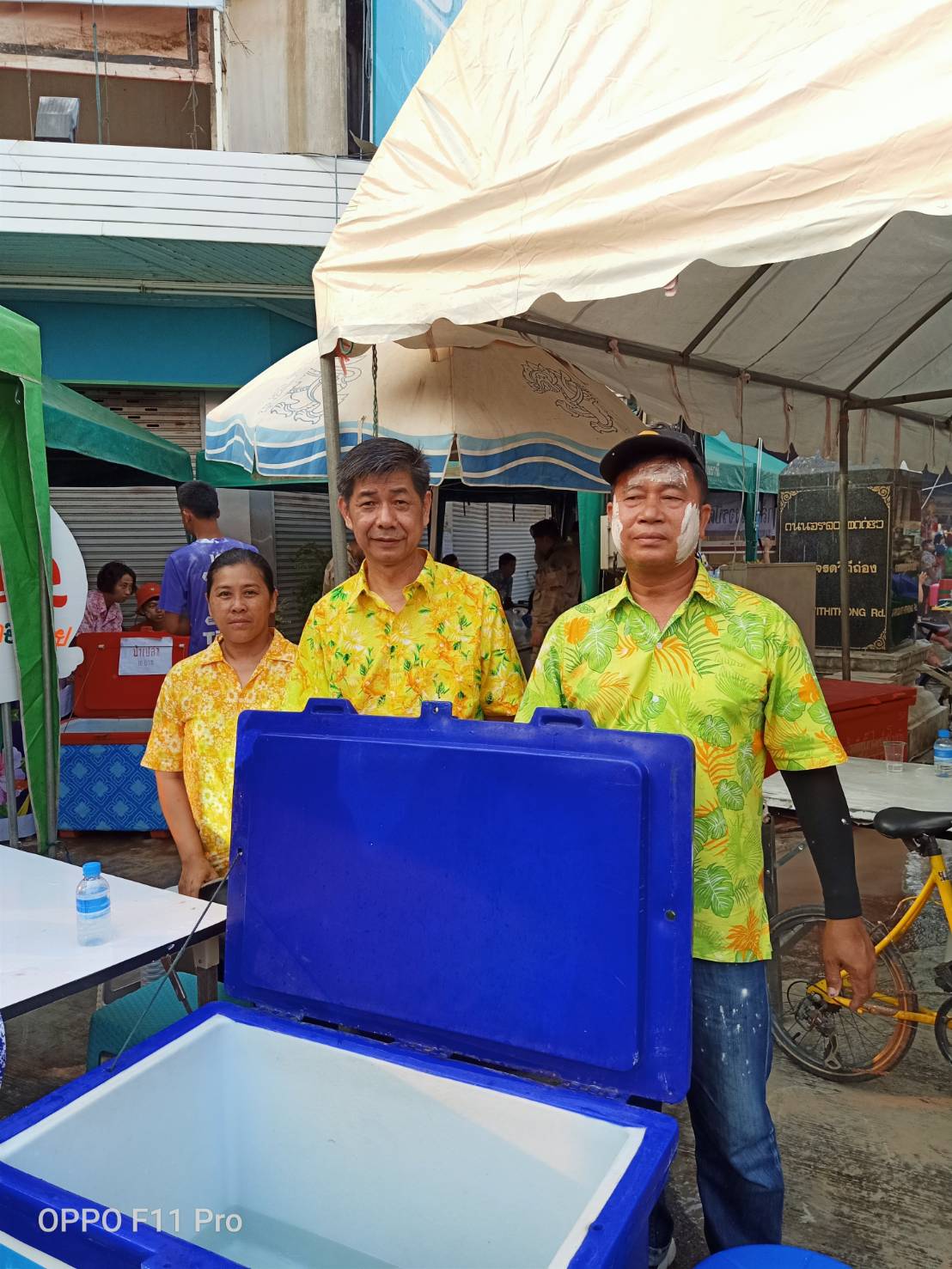 การประปาส่วนภูมิภาคสาขาสุโขทัย ผู้จัดการ หัวหน้างาน และพนักงาน ร่วมแจกน้ำดื่ม พิธีเปิดงานประเพณีวันสงกรานต์ "เสื้อลายดอก ถนนข้าวตอกสุโขทัย" ประจำปี 2562 วันที่ 13 เมษายน 2562 บริเวณ สี่แยกวงเวียนหอหอฬิกา แจกน้ำดื่ม 1000 ขวด