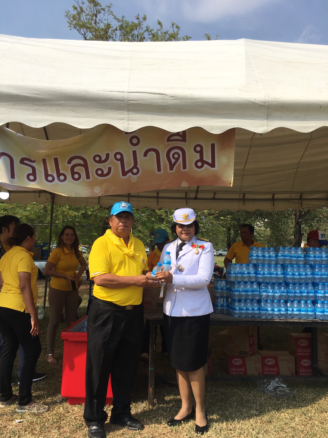 กิจกรรมแจกน้ำดื่มพิธีถวายพระพรชัยมงคล เนื่องในพระราชพิธีบรมราชาภิเษก