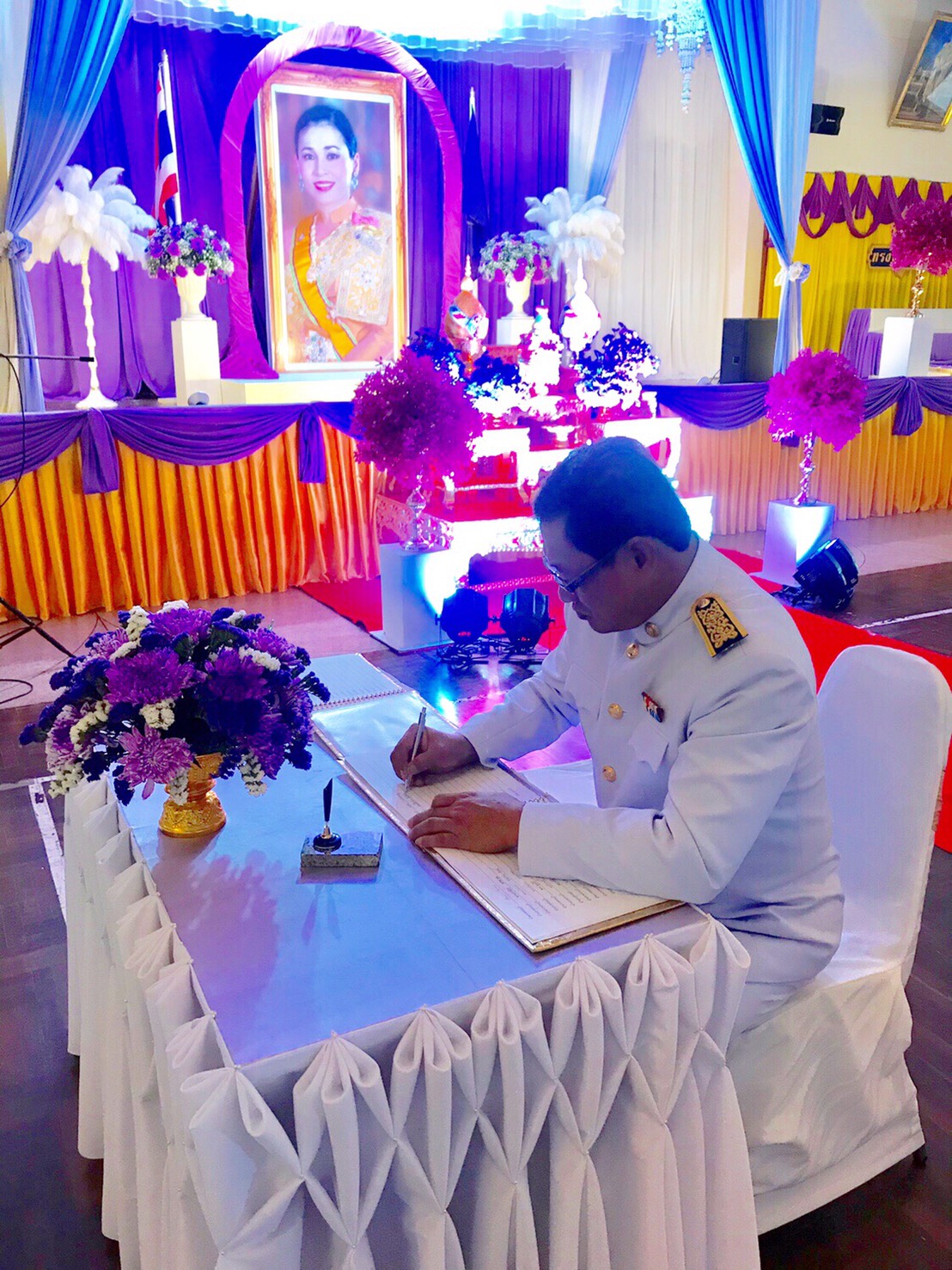 การประปาส่วนภูมิภาค สาขาขลุง เข้าร่วมพิธีทำบุญตักบาตรถวายพระราชกุศล และพิธีลงนามถวายพระพรชัย มงคล เนื่องในโอกาสวันเฉลิมพระชนมพรรษา สมเด็จพระนางเจ้าสุทิดา พัชรสุธาพิมลลักษณ พระบรมราชินี ประจำปี 2562