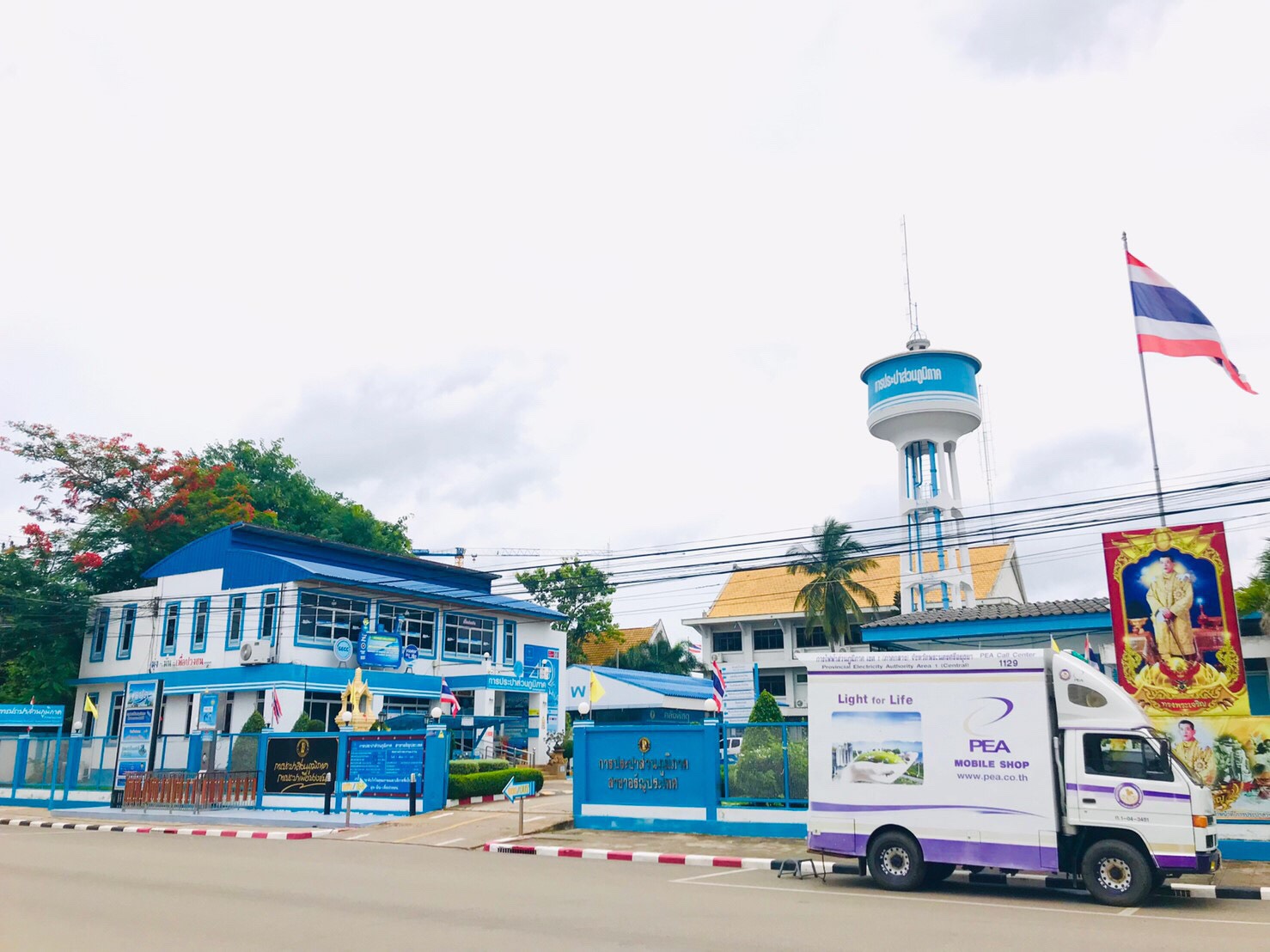 กปภ.สาขาอรัญประเทศ ได้ร่วมมือกับ กฟภ.อำเภออรัญประเทศ ให้บริการเหนือความคาดหมายกับลูกค้าที่มาชำระค่าน้ำโดยมีรถ PEA Mobile Shop ตั้งแต่เวลา 08.00 - 14.00 น. ณ หน้าสำนักงานประปาอรัญประเทศ
