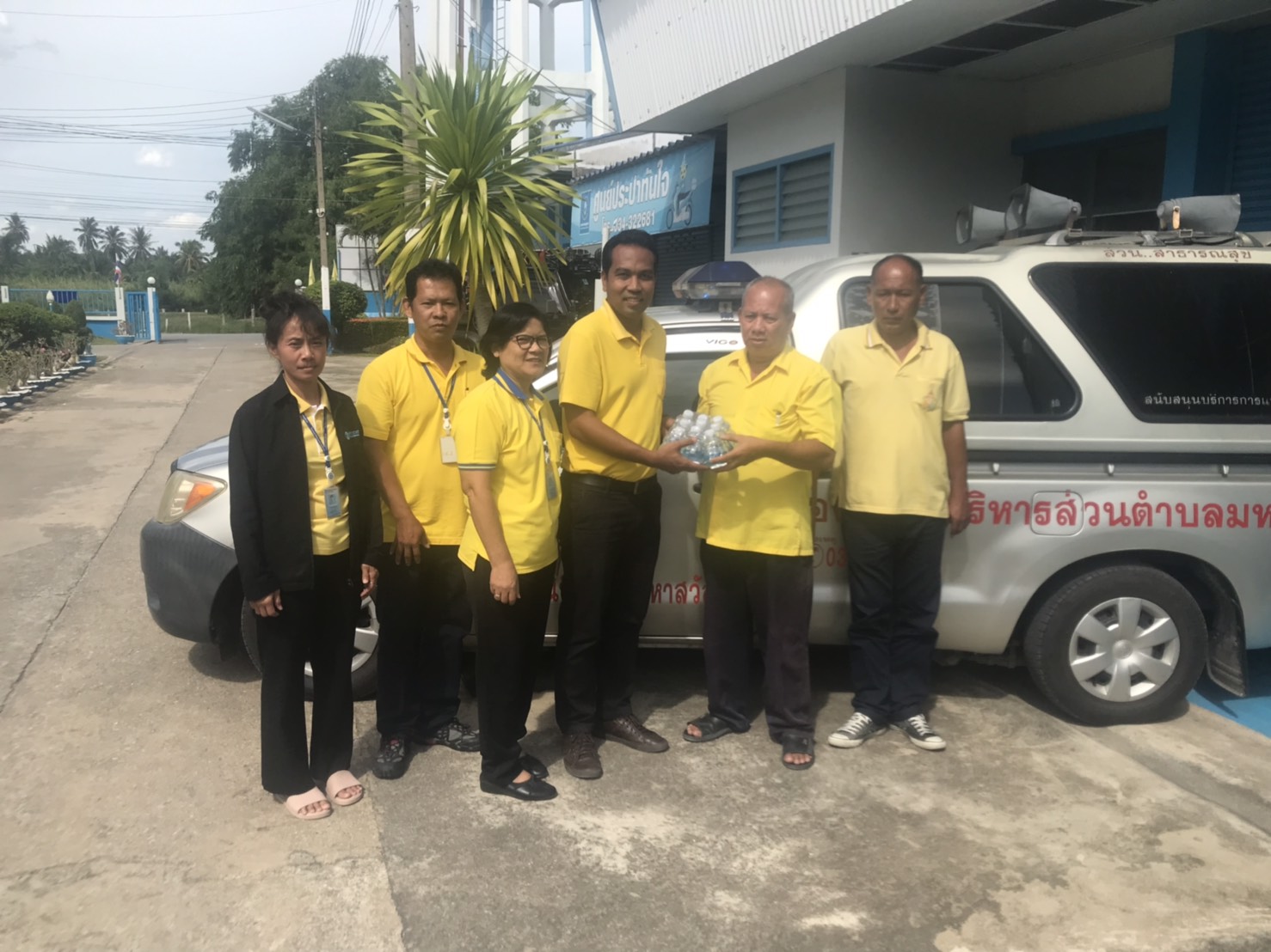 กปภ.สาขาสามพราน มอบน้ำดื่มบรรจุขวดให้กับที่ทำการองค์การบริหารส่วนตำบลมหาสวัสดิ์