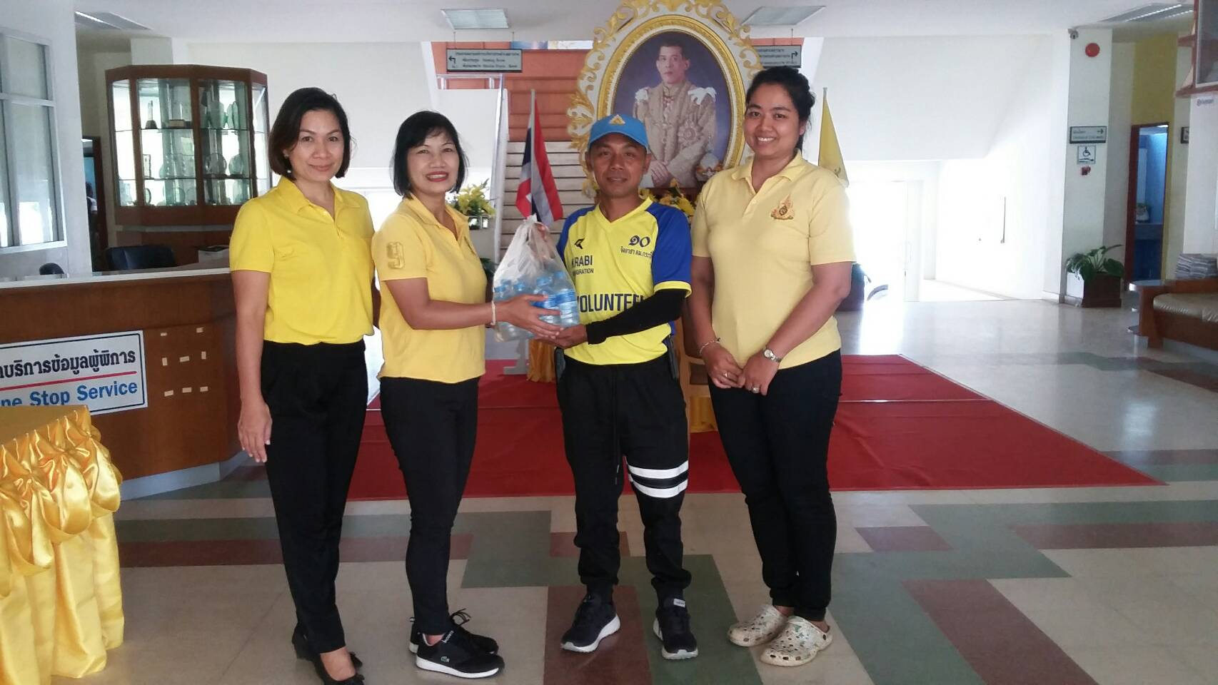การประปาส่วนภูมิภาคสาขากระบี่ มอบน้ำดื่มบรรจุขวดตราสัญลักษณ์ กปภ. เพื่อสนับสนุนกิจกรรมเนื่องในโอกาสวันเฉลิมพระเกียรติพระบาทสมเด็จพระวชิรเกล้าเจ้าอยู่หัว เนื่องในโอกาสวันเฉลิมพระชนมพรรษา 28 กรกฎาคม 2562