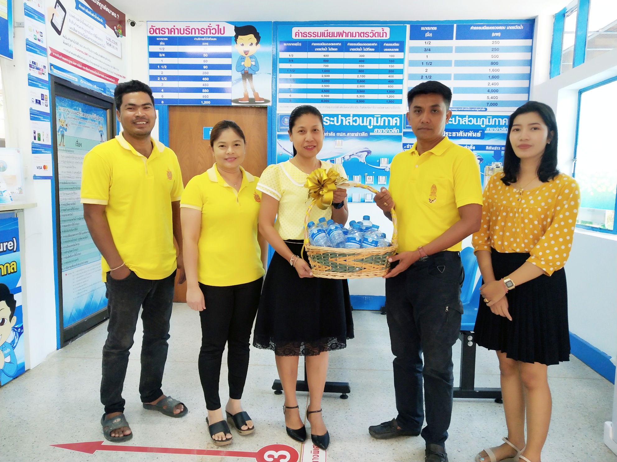 การประปาส่วนภูมิภาคสาขาอ่าวลึก มอบน้ำดื่มบรรจุขวดตราสัญลักษณ์ กปภ. จำนวน 756 ขวด เพื่อใช้ในกิจกรรม จิตอาสา เราทำความดี ด้วยหัวใจ