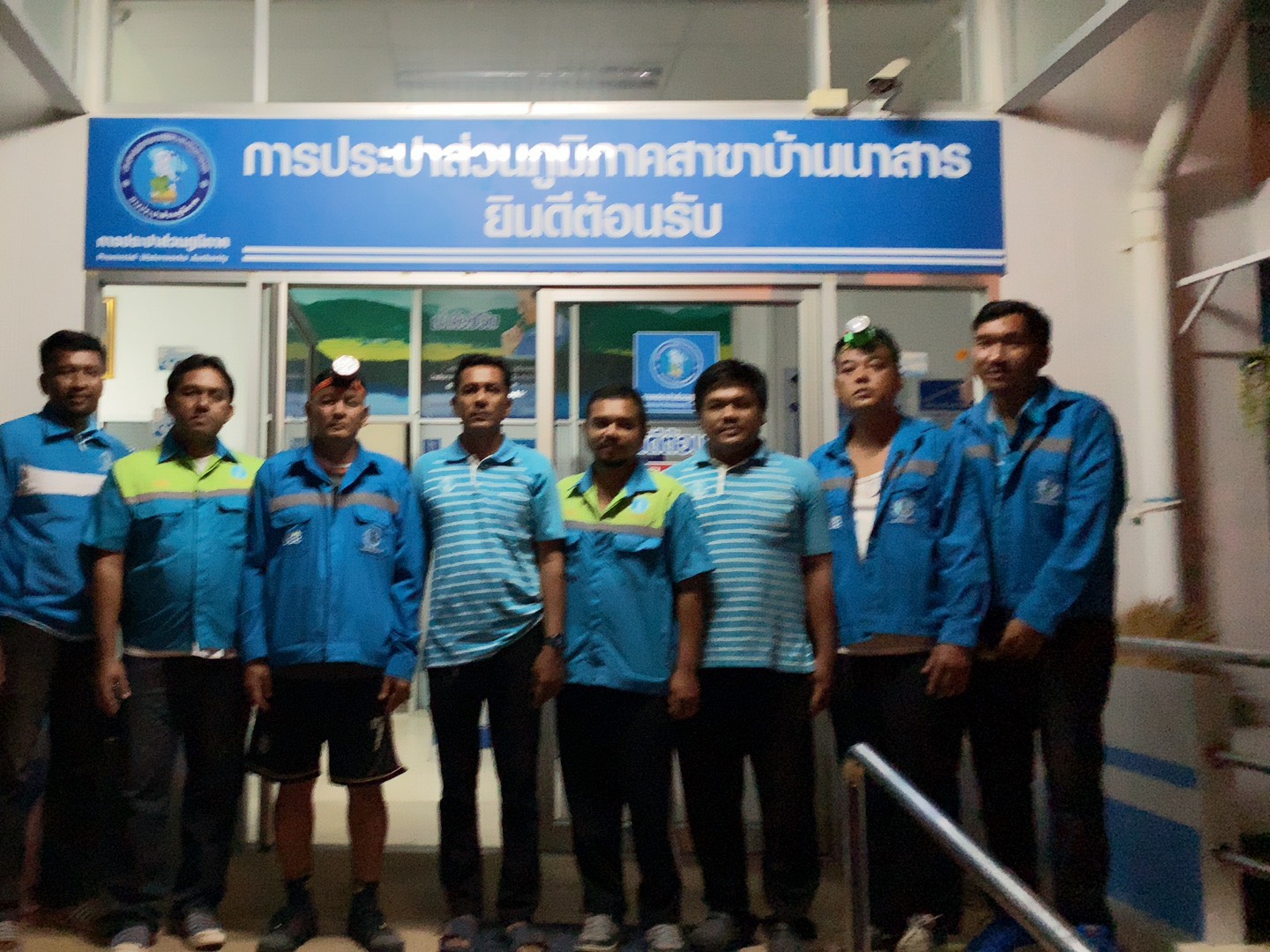 กปภ.สาขาบ้านนาสาร ร่วมด้วย ช่วยกันออกพื้นที่ตรวจสอบหาท่อแตก/ท่อรั่ว เพื่อลดน้ำสูญเสีย