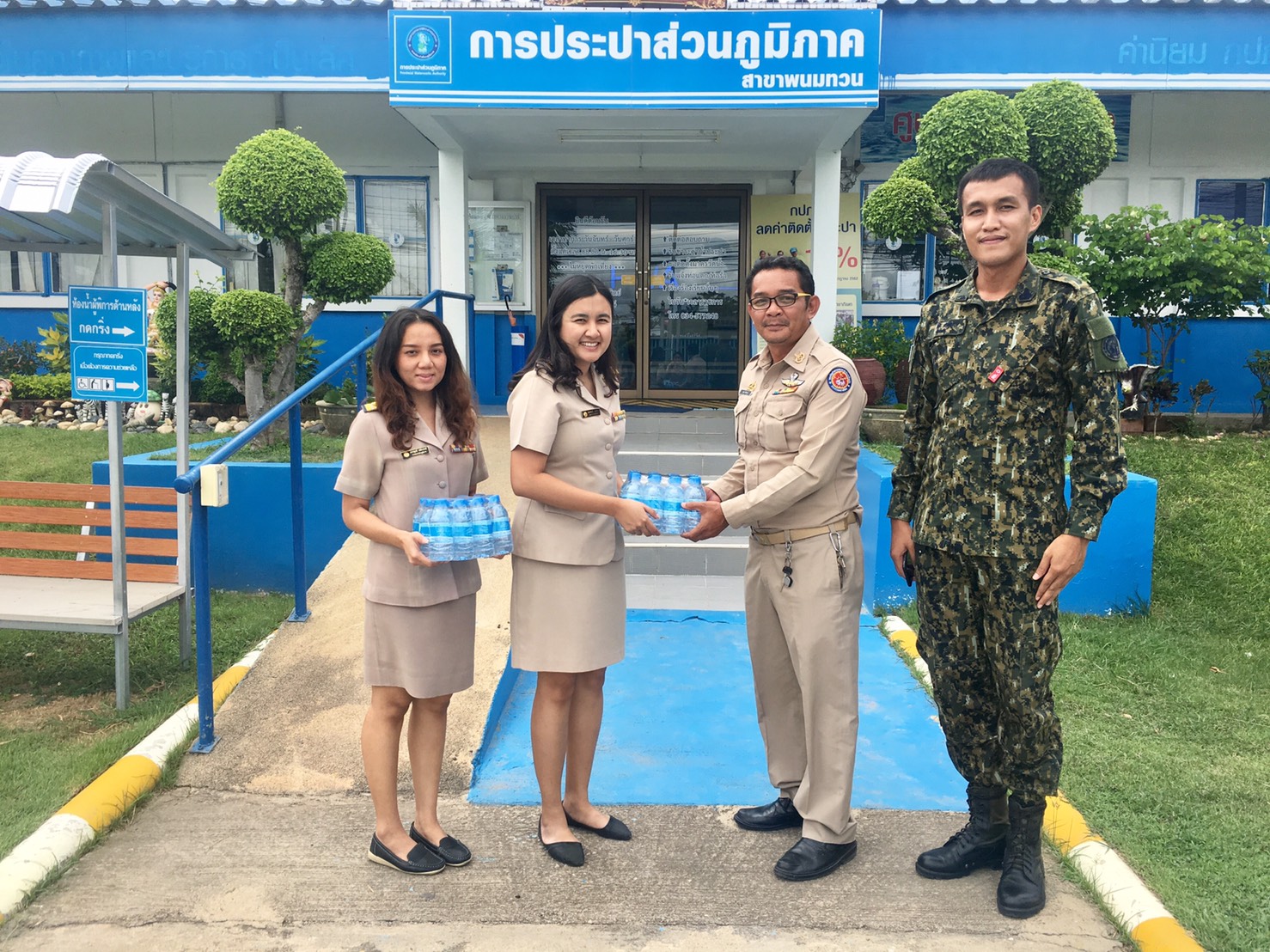 กปภ.สาขาพนมทวน ร่วมสนับสนุนน้ำดื่มบรรจุขวด ให้กับกำลังพลที่ลงพื้นที่ช่วยเหลือชาวบ้าน