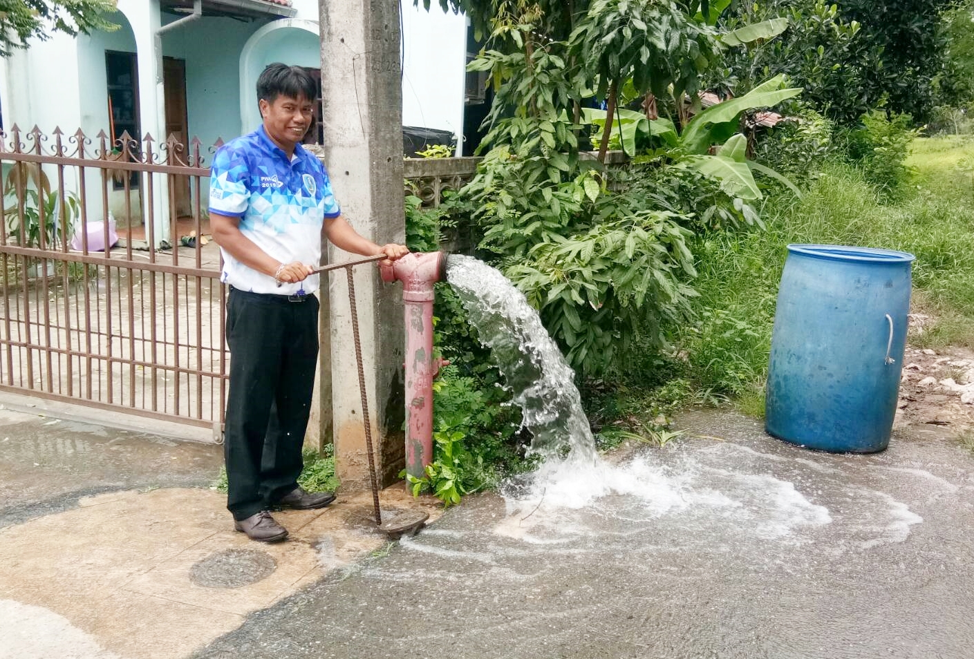 การประปาส่วนภูมิภาค(กปภ.) สาขาอรัญประเทศ ลงพื้นที่ ทำความสะอาด ระบายตะกอนในเส้นท่อจ่ายน้ำ ผ่านหัวดับเพลิงและท่อหน้ามาตรประจำเดือน