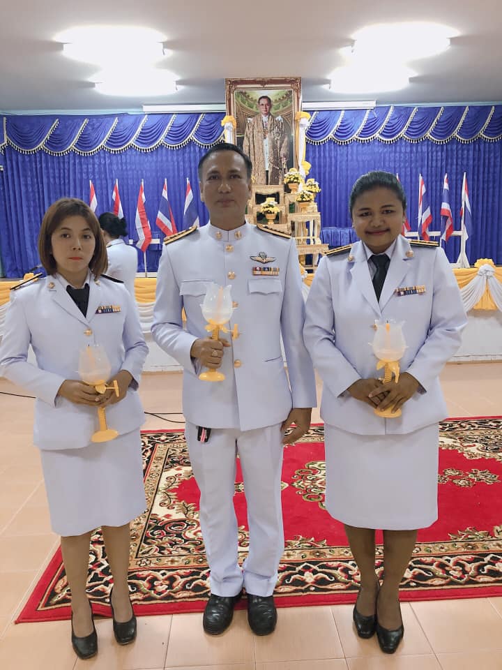 เข้าร่วมพิธีจุดเทียนและยืนสงบนิ่งเพื่อน้อมรำลึก