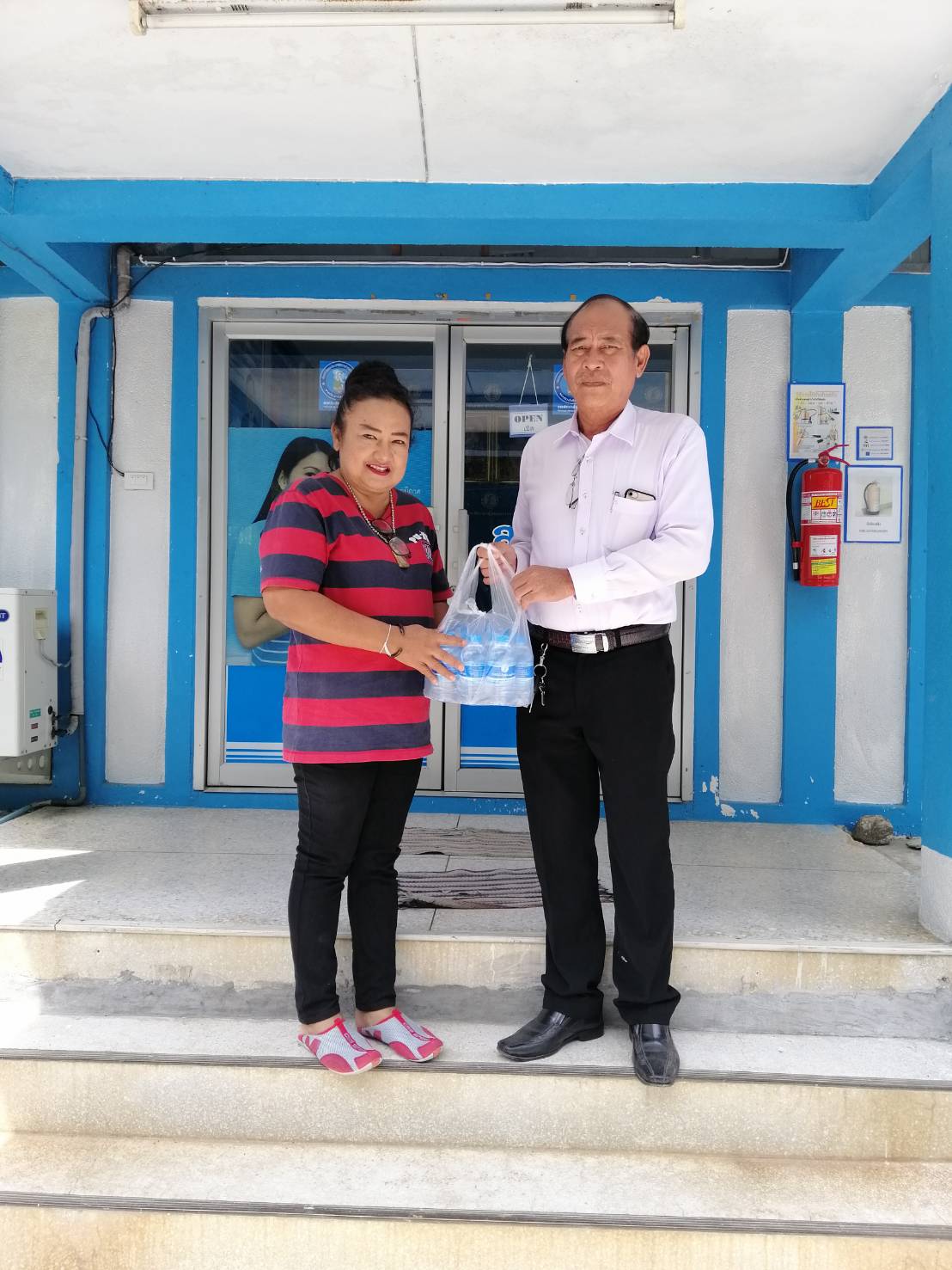 กปภ.สาขาจันดี ร่วมสนับสนุนน้ำดื่มบรรจุขวด ตราสัญลักษณ์กปภ.