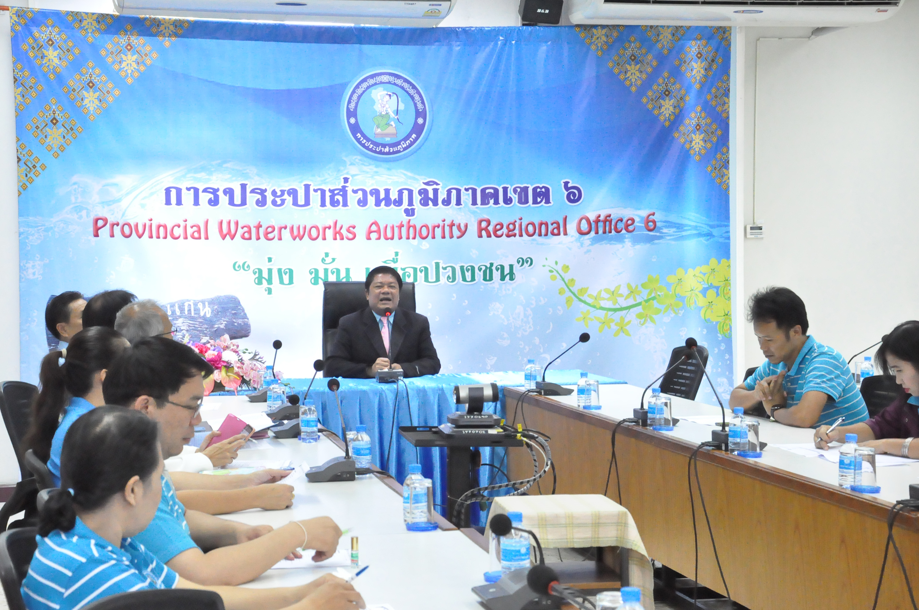 การประปาส่วนภูมิภาคเขต 6 โดยนายจักรพงศ์ คำจันทร์ ผู้อำนวยการ กปภ.ข.6 มอบหมายให้ นายยุทธศักดิ์ แพงเพ็ง ผู้ช่วยฯ นำคณะผู้บริหาร หัวหน้างาน และพนักงานในสังกัด เข้ารับฟังบรรยายหัวข้อ ?2016 ปฏิบัติง่าย ๆ ลดใช้พลังงาน (ทางเลือกใหม่การใช้พลังงานสะอาด)? ณ ห้องประชุม กปภ.ข.6 อ.เมือง จ.ขอนแก่น ซึ่งได้รับเกียรติบรรยายโดย นายอทิศนันท์ ไทยเจริญ วิทยากรจากกลุ่มร่วมประหยัดพลังงานและสนับสนุนพลังงานทางเลือก ให้ความรู้เกี่ยวกับการใช้พลังงานให้ถูกต้องและถูกวิธีเพื่อช่วยลดสภาวะโลกร้อน