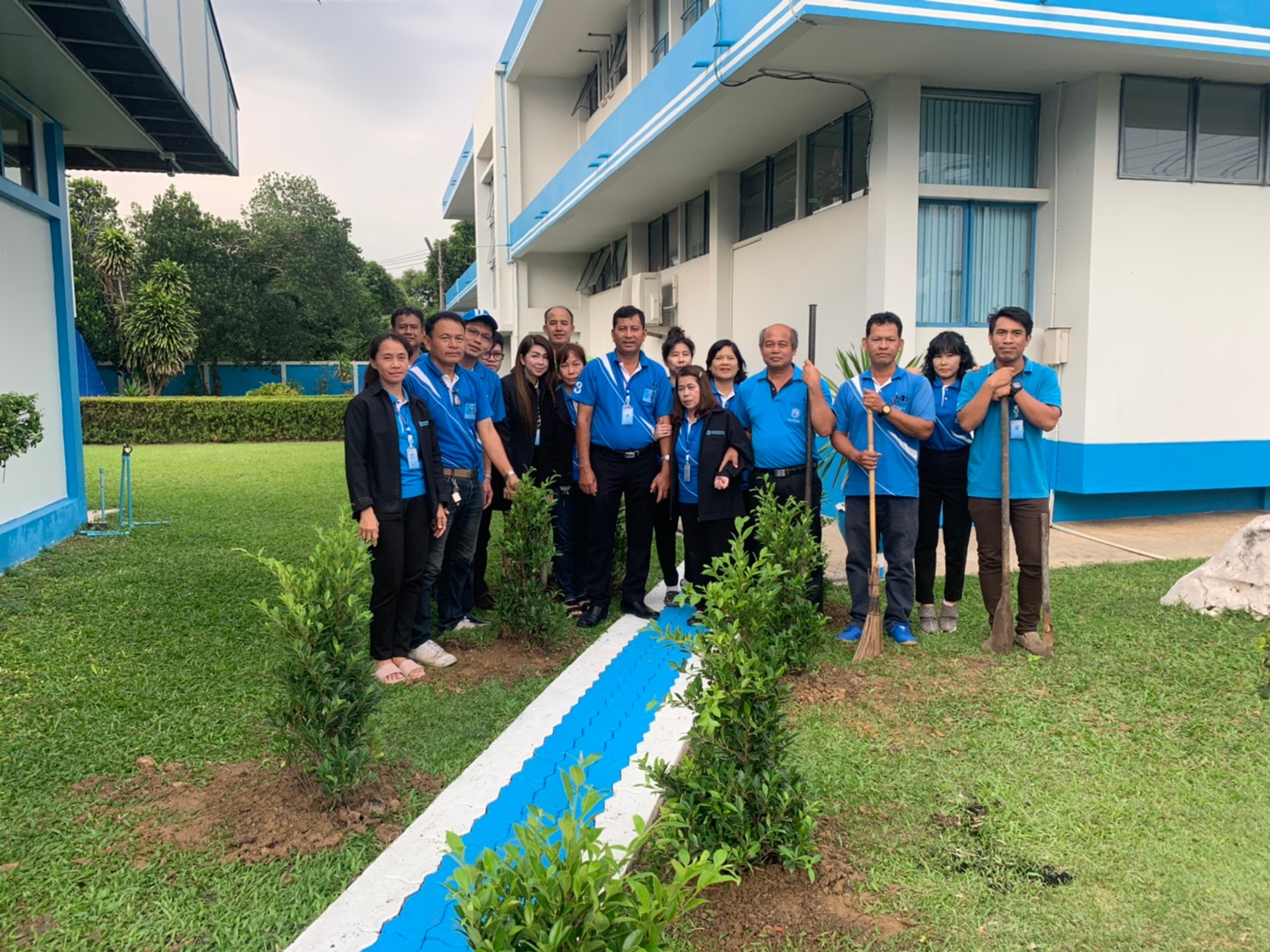 กปภ.สาขาสามพราน ร่วมกันปลูกต้นไม้โดยรอบสำนักงาน