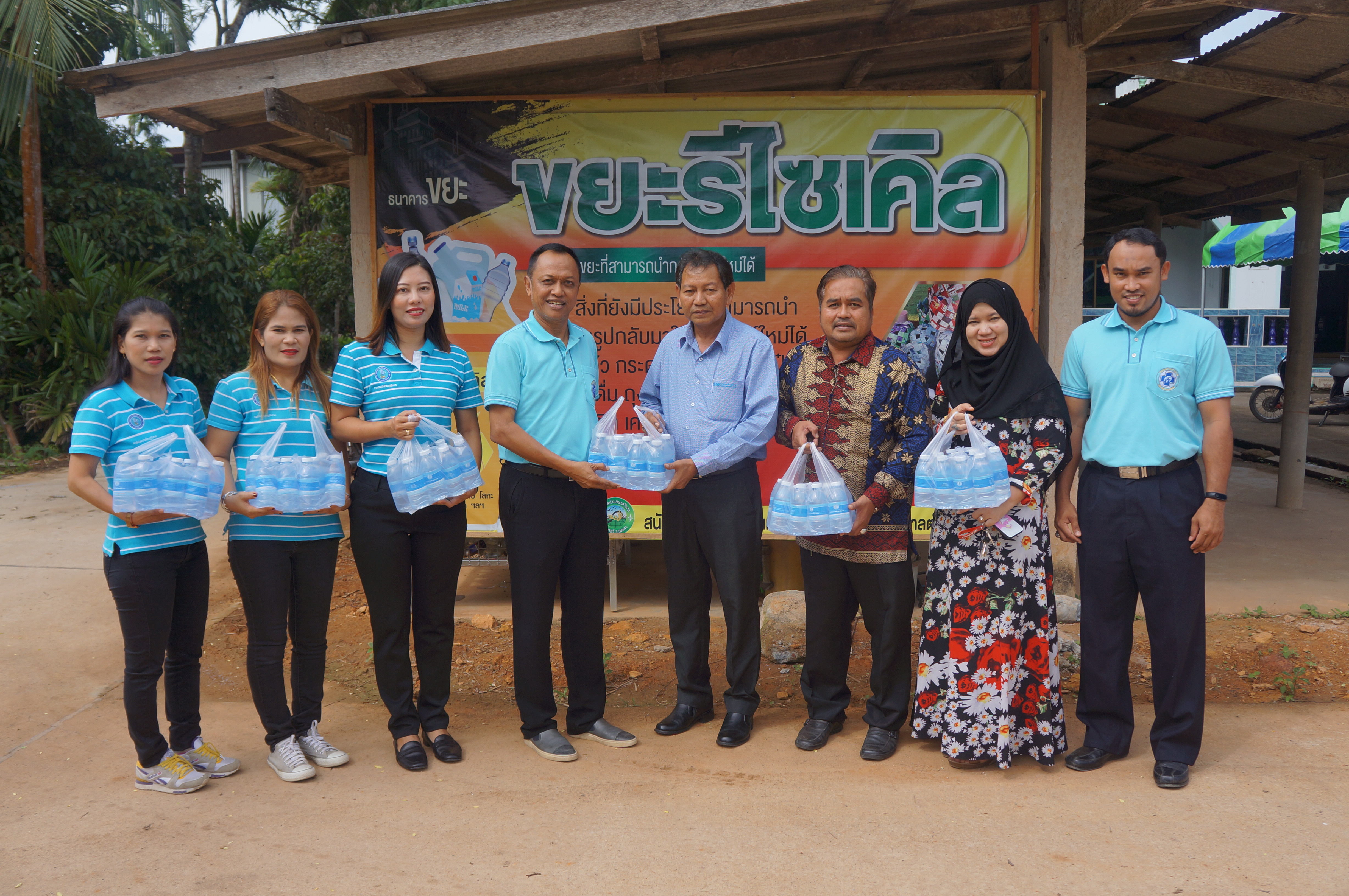 การประปาส่วนภูมิภาค สาขานาทวี มอบน้ำดื่มบรรจุขวดตราสัญลักษณ์ กปภ.ให้แก่เทศบาลตำบลนาทวีนอก