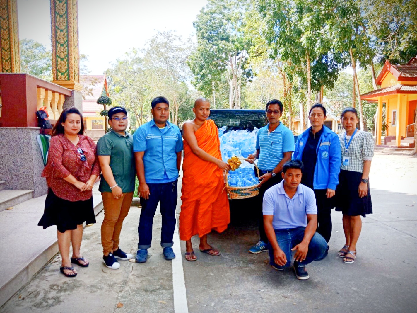 การประปาส่วนภูมิภาคสาขาอ่าวลึก มอบน้ำดื่มตราสัญลักษณ์ กปภ.ณ วัดมหาธาตุวชิรมงคล
