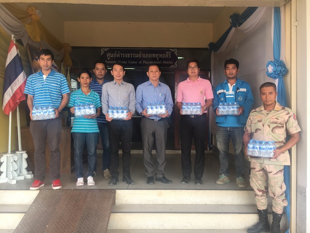 การประปาส่วนภูมิภาคสาขาพยุหะคีรี  มอบน้ำบรรจุขวดตราสัญลักษณ์ กปภ. ให้กับ อำเภอพยุหะคีรี
