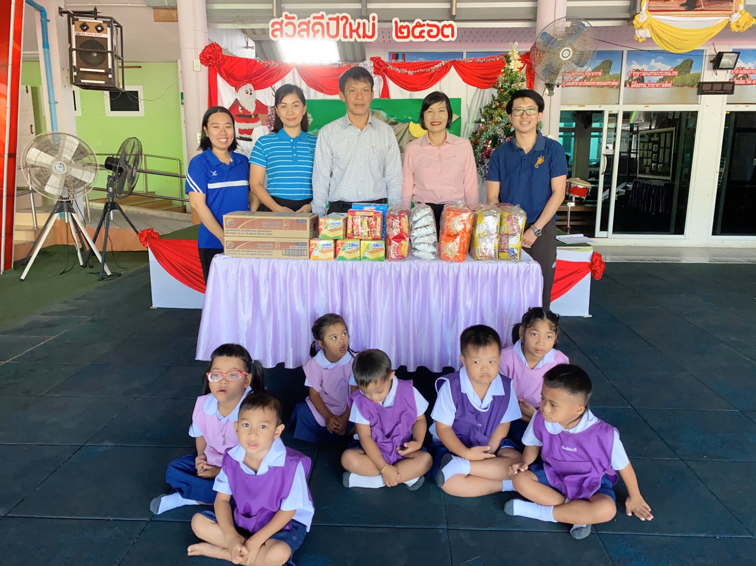 การประปาส่วนภูมิภาคสาขากระบี่ มอบขนมและผลิตภัณฑ์นมกล่องยูเอสที แก่ศูนย์การศึกษาพิเศษจังหวัดกระบี่ เพื่อมอบแก่น้องๆที่มีความพิการและบกพร่องทางร่างกาย สนับสนุนใช้ในกิจกรรมวันเด็กแห่งชาติ ประจำปี 2563