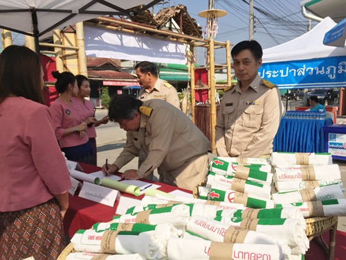 วันศุกร์ที่ 17 มกราคม 2563 เวลา 16.00 น. การประปาส่วนภูมิภาคสาขาลำพูน เข้าร่วมพิธิเปิด "ศูนย์ขับเคลื่อนเศรษฐกิจฐานราก ตลาดสาขาลำพูน จังหวัดลำพูน" ของรัฐมนตรีช่วยว่าการกระทรวงมหาดไทย ณ ตลาดกลางป่าเห็ว ต.อุโมงค์ อ.เมือง จ.ลำพูน โดยมี นายทรงศักดิ์ ทองศรี รัฐมนตรีช่วยว่าการกระทรวงมหาดไทย เป็นประธานในพิธีเปิดงาน ร่วมกับผู้ว่าราชการจังหวัดลำพูน นายพงศ์รัตน์ ภิรมย์รัตน์ ทั้งนี้ นายหลักชัย พัฒนเจริญ ผู้อำนวยการการประปาส่วนภูมิภาคเขต 9 และนายพรพจน์ ฑีฆายุ ผู้จัดการการประปาส่วนภูมิภาคสาขาลำพูน เข้าร่วมพิธีเปิด พร้อมทั้งสนับสนุนน้ำดื่มบรรจุขวดตราสัญลักษณ์ ของ กปภ. ในพิธีเปิดงานดังกล่าว