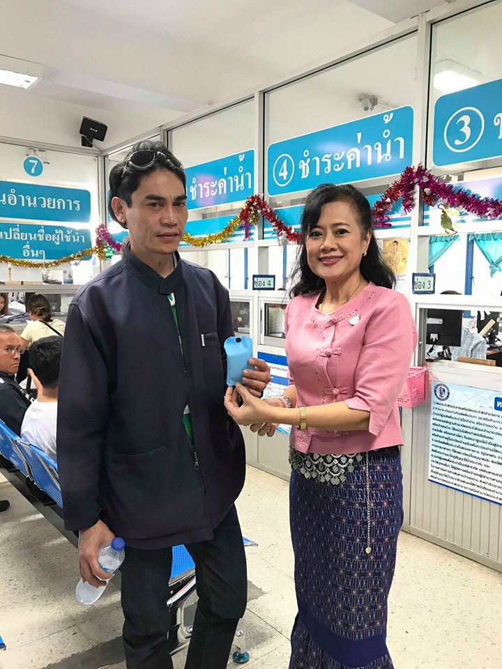 การประปาส่วนภูมิภาคสาขาคลองหลวง มอบของที่ระลึกให้ลูกค้า เนื่องในโอกาสขึ้นปีใหม่