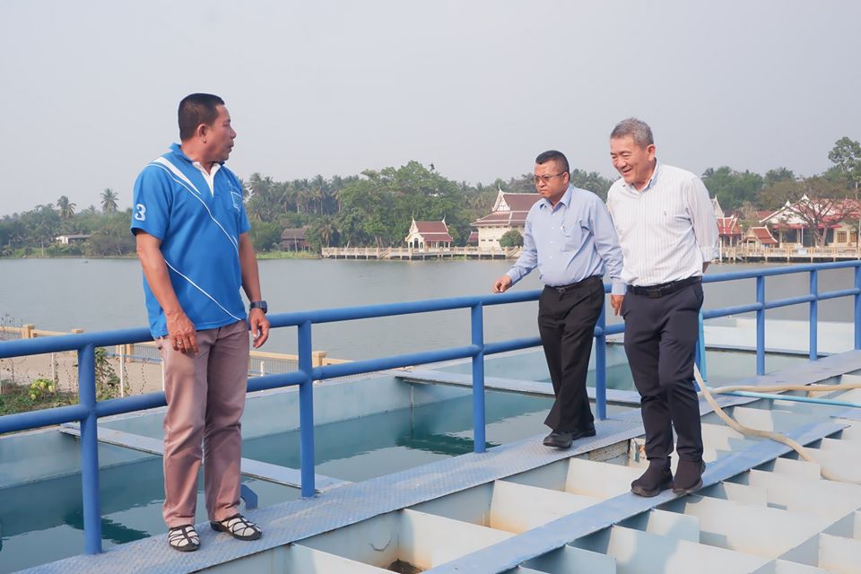 ศ.ดร.เสรี ศุภราทิตย์ อดีตผู้ว่าการการประปาส่วนภูมิภาค ร่วมกับ การประปาส่วนภูมิภาคสาขาสมุทรสงคราม ลงพื้นที่ตรวจสอบและเฝ้าระวังคุณภาพน้ำดิบจากแม่น้ำแม่กลอง