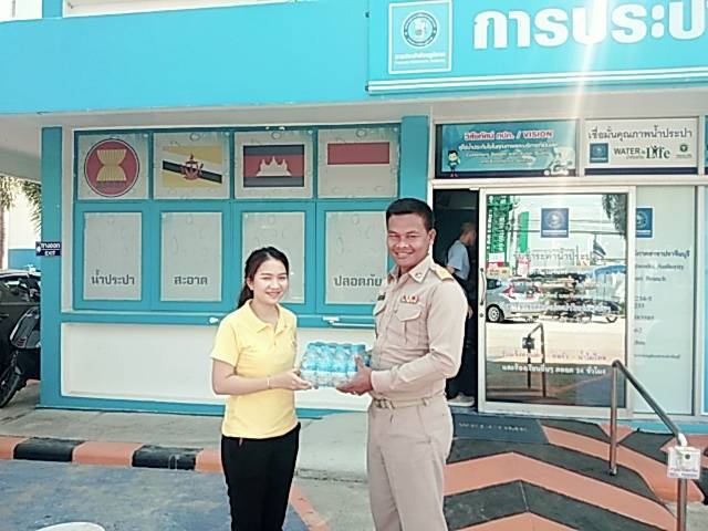 กปภ.สาขาปราจีนบุรี ร่วมมอบน้ำดื่มบรรจุขวดตราสัญลักษณ์กปภ. จำนวน 10  โหล ขวดให้กับสำนักงานพัฒนาสังคมและความมั่นคงของมนุษย์