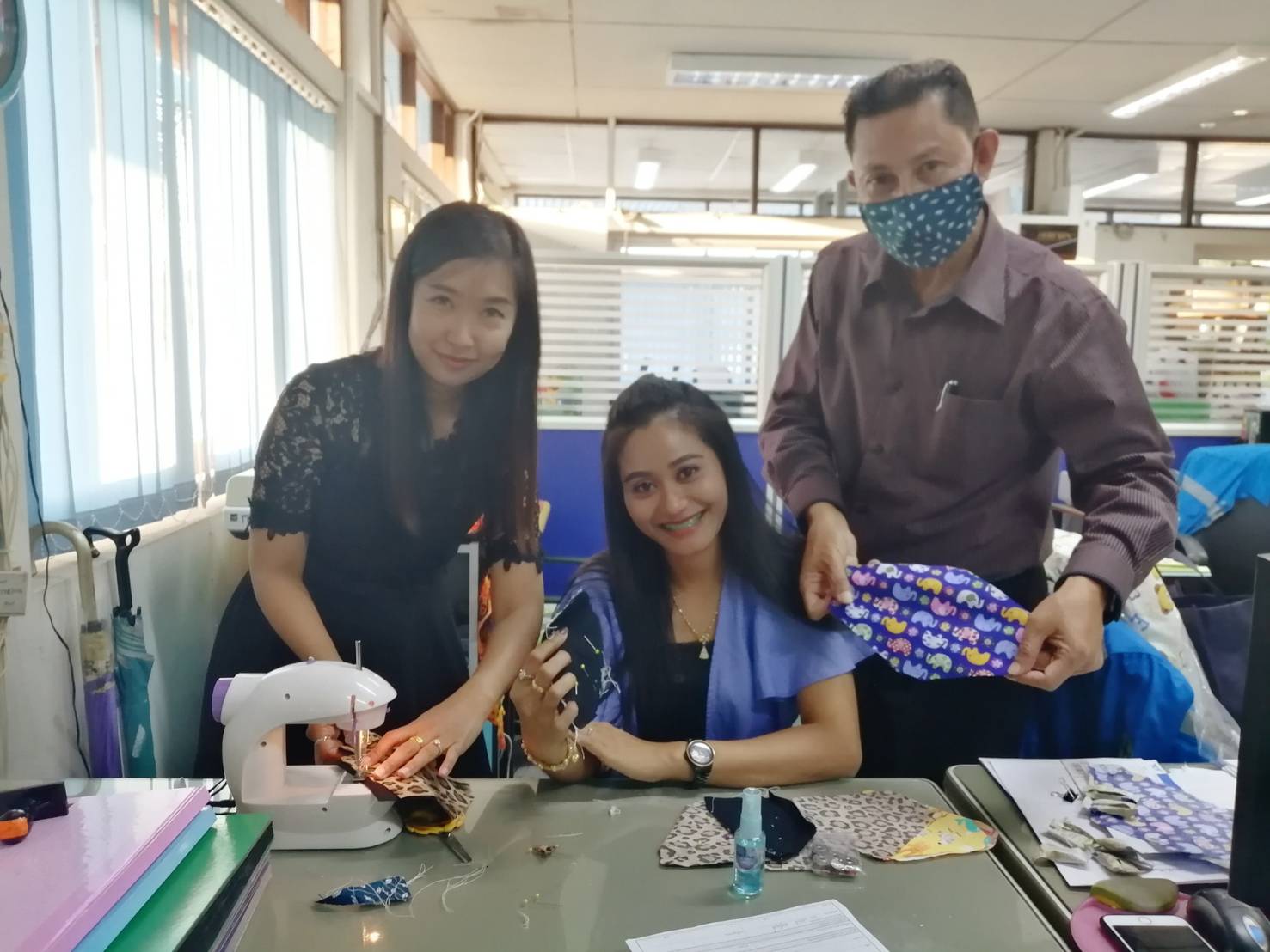 กปภ.สาขาภูเก็ตทำหน้ากากผ้า เพื่อแจกจ่ายให้บุคลากรในหน่วยงานใช้ป้องกันตนเองเบื้องต้นจากการแพร่ระบาดของ COVID-19
