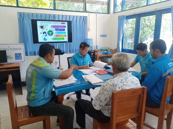 การประปาส่วนภูมิภาคสาขาตะกั่วป่าประชุมร่วมกับกองแผนและวิชาการเขต 4 (กรรมการ) หัวหน้างานบริการฯ  และ ผู้รับจ้างเพื่อร่วมกำหนดแนวทางและมาตรฐานการวางท่อในเขตทางหลวงหมายเลข 4