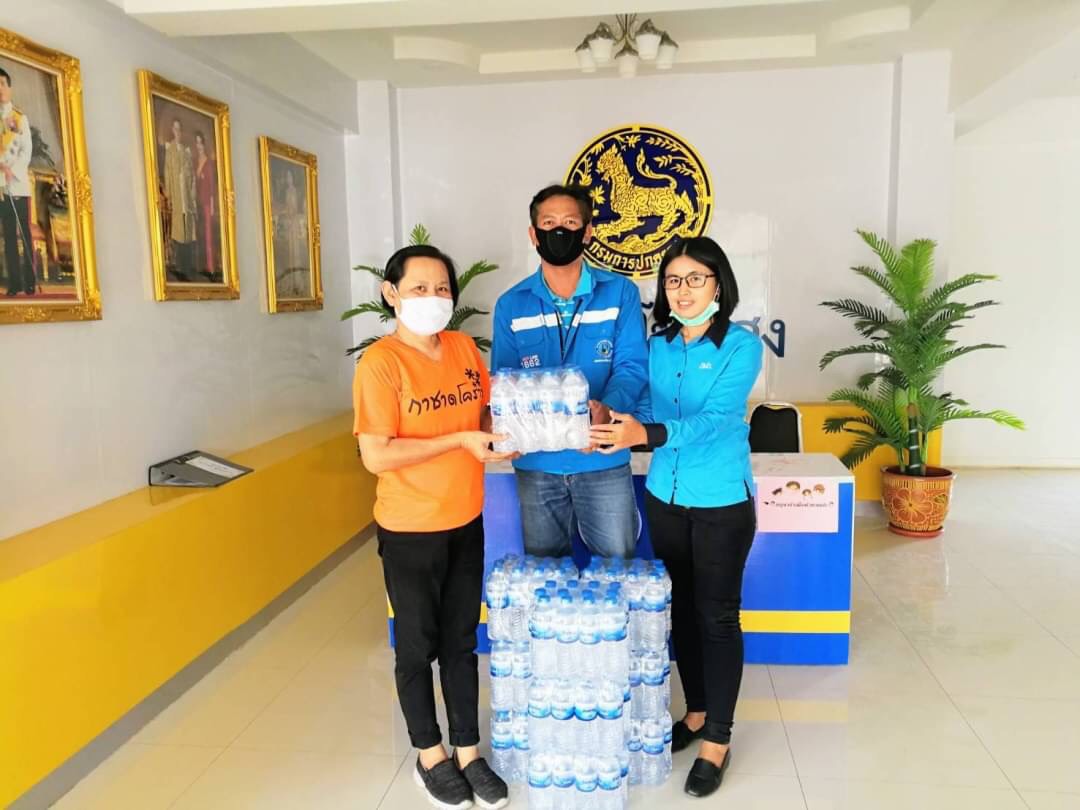 กปภ.สาขาโนนสูง สนับสนุนน้ำดื่มเพื่อใช้ในกิจกรรมผลิตหน้ากากผ้า ป้องกันการแพร่ระบาดของเชื้อไวรัสโควิท-19