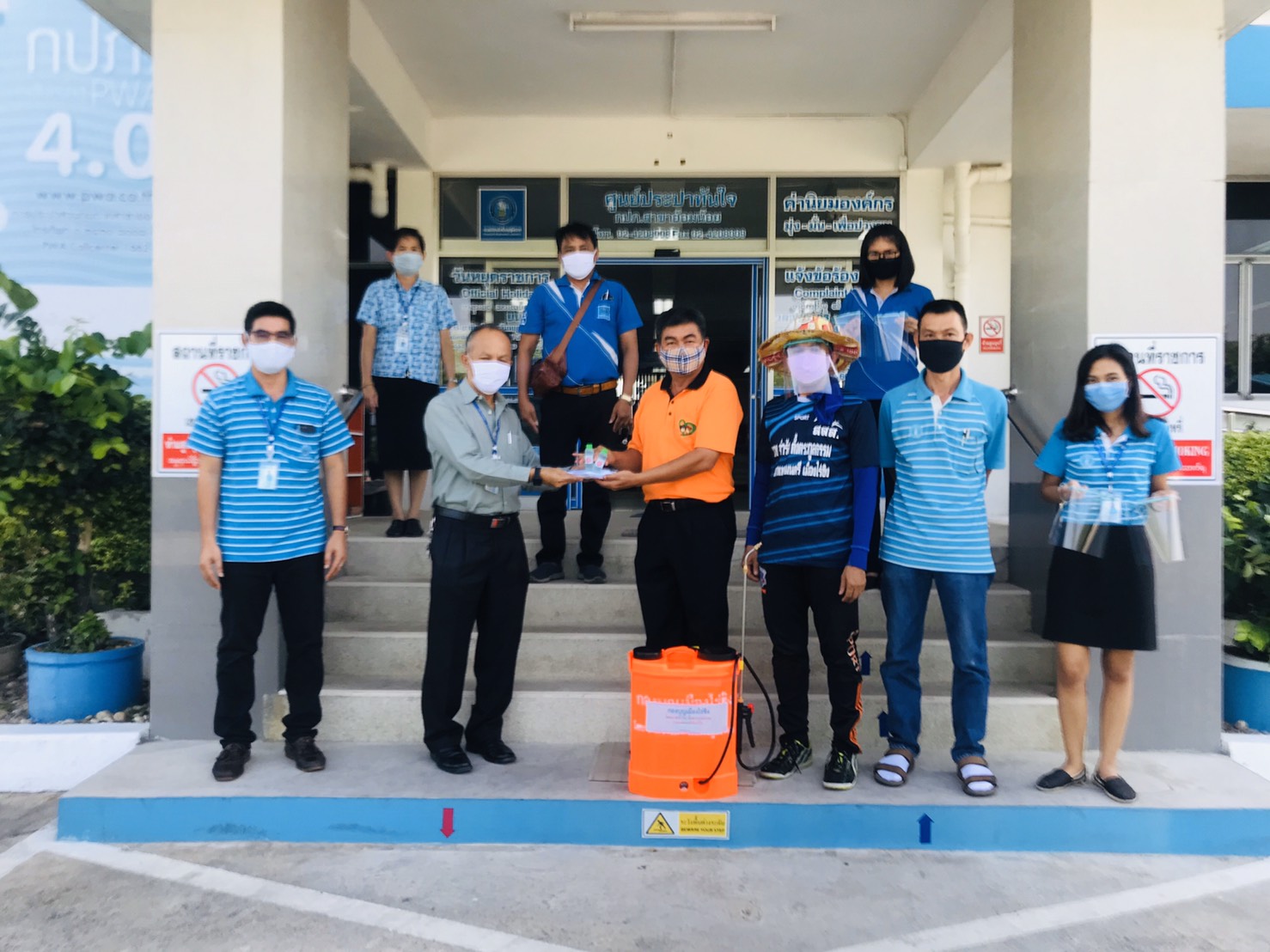 กปภ.สาขาอ้อมน้อย ร่วมกับ  เทศบาลเมืองไร่ขิง ทำการฉีดพ่นยาฆ่าเชื้อ ไวรัส Covid-19