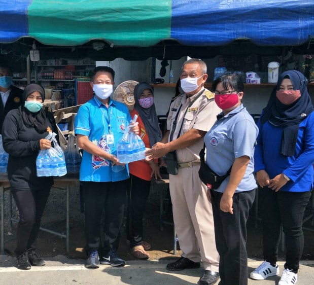 การประปาส่วนภูมิภาคสาขาตะกั่วป่า มอบน้ำดื่มบรรจุขวด กปภ. ให้กับจุดคัดกรองโรคระบาด COVID-19