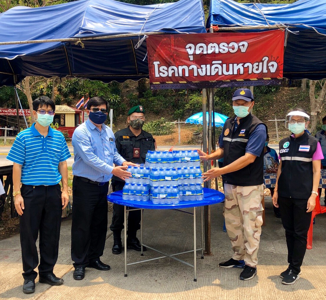 กปภ.สาขาน่าน โดยนายเรืองเดช ริกากรณ์ ผู้จัดการการประปาส่วนภูมิภาคสาขาน่าน ได้นำน้ำดื่มบรรจุขวดตราสัญลักษณ์ กปภ. มอบให้กับคณะเจ้าหน้าที่สาธารณสุข, เจ้าหน้าที่กรมการปกครอง, ทหาร, ตำรวจ, อสม. และผู้ที่เกี่ยวข้อง ที่ปฏิบัติหน้าที่ในการคัดกรองผู้ป่วย Covid-19 ณ ด่านบ้านห้วยน้ำอุ่น ต.อ่ายนาไลย อ.เวียงสา จ.น่าน เมื่อวันที่ 15 เมษายน 2563