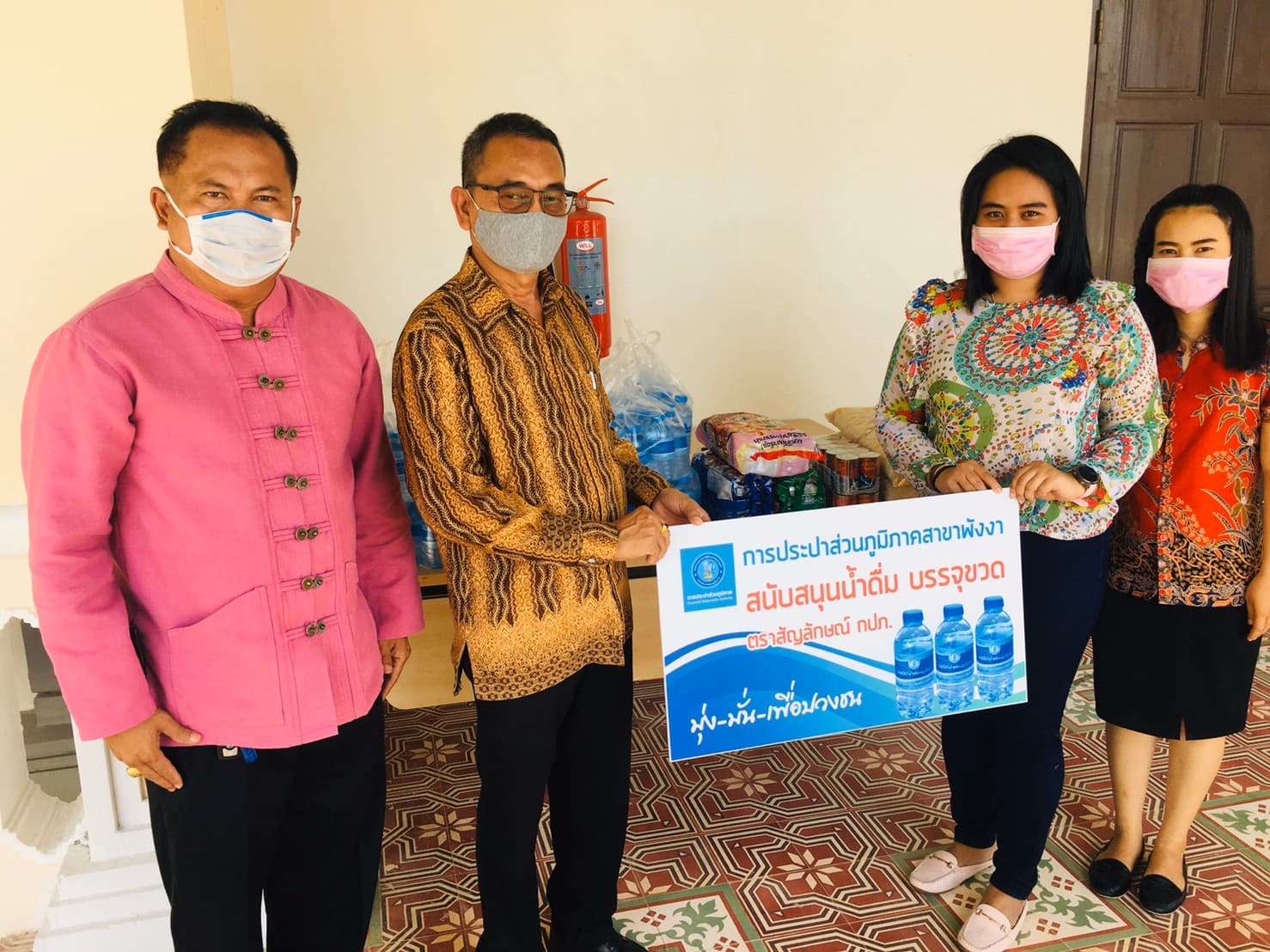 กปภ.สาขาพังงา มอบน้ำดื่มบรรจุขวดตราสัญลักษณ์ กปภ. จำนวน 100 ขวด