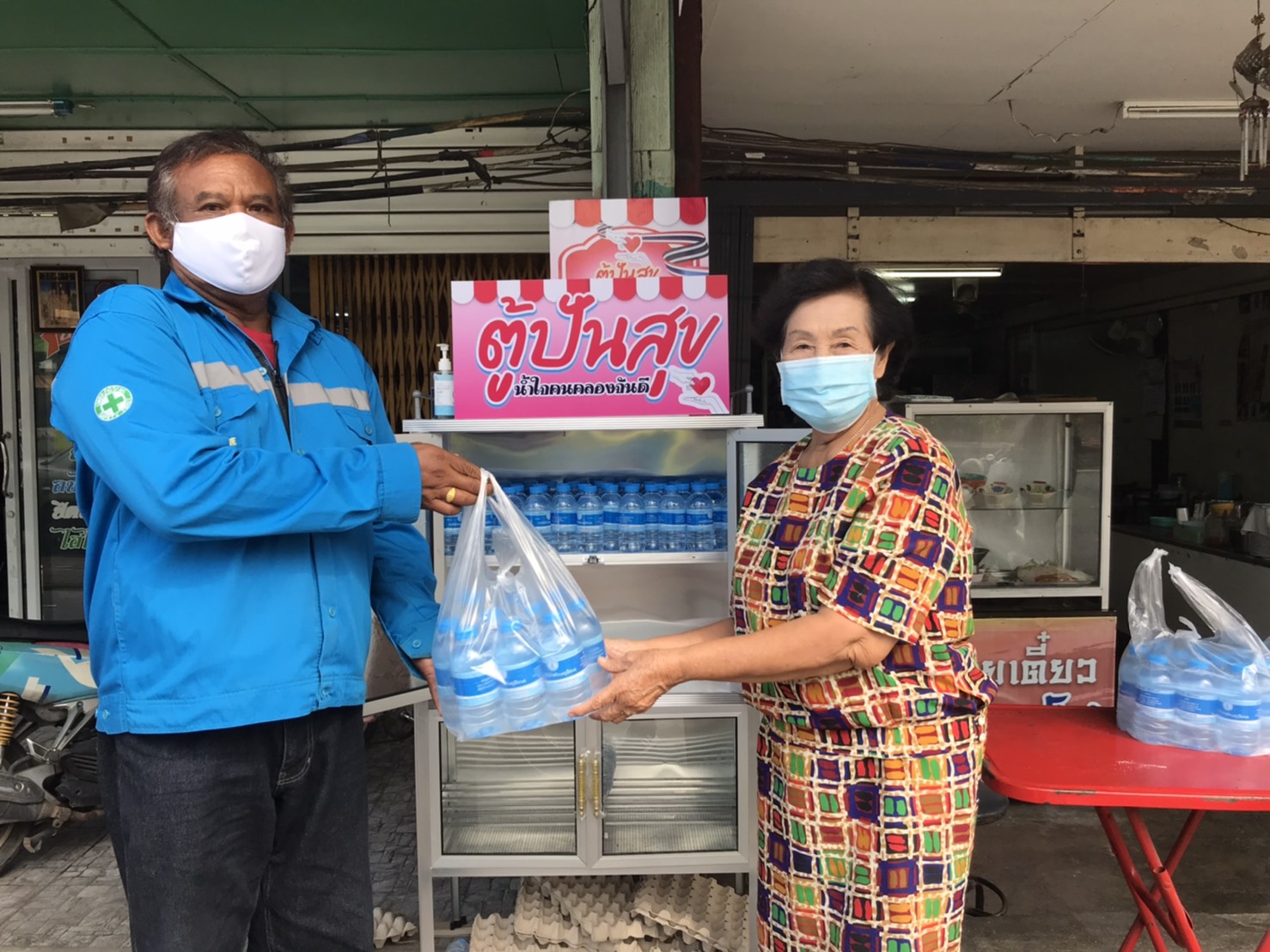 กปภ.สาขาจันดี เข้าร่วมโครงการ "ตู้ปันสุข" แบ่งปันน้ำดื่มบรรจุขวดตราสัญลักษณ์ กปภ.สู่ผู้ได้รับผลกระทบจาก COVID-19
