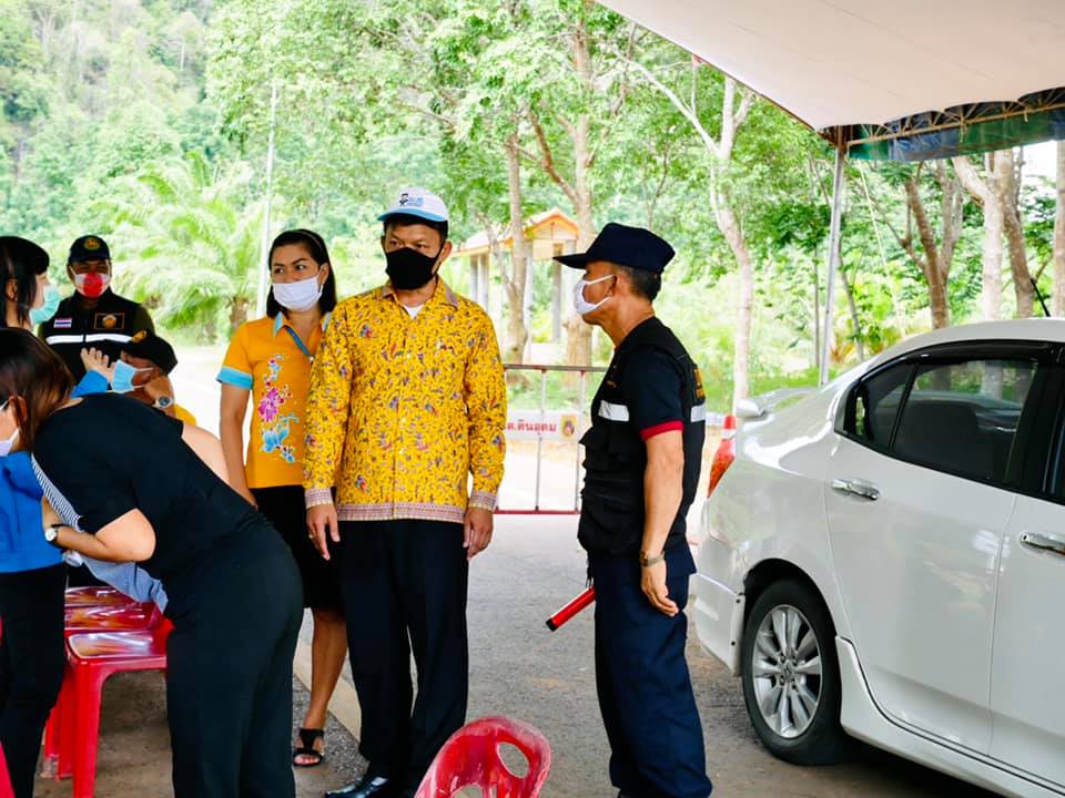 ผู้จัดการการประปาส่วนภูมิภาคสาขากระบี่ ลงพื้นที่ ม.3  บ้านป่าใหม่ ต.ดินอุดม อ.ลำทับ จ.กระบี่ ตามคำสั่งจังหวัดกระบี่เรื่องแต่งตั้งคณะทำงานตรวจสอบ ติดตามและประเมิน ผลการดำเนินงานของศูนย์ปฏิบัติการควบคุมโรค ระดับพื้นที่ ตามมาตรการป้องกันโรค พร้อมมอบน้ำดื่มบรรจุขวดตราสัญลักษณ์ กปภ.เพื่อสนับสนุนการทำงานของเจ้าหน้าที่