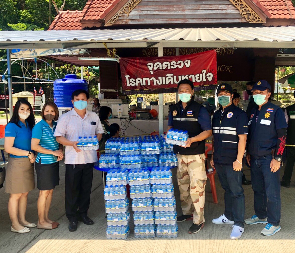 กปภ.สาขาน่าน โดยนายเรืองเดช ริกากรณ์ ผู้จัดการการประปาส่วนภูมิภาคสาขาน่าน ได้นำน้ำดื่มบรรจุขวดตราสัญลักษณ์ กปภ. มอบให้กับคณะเจ้าหน้าที่สาธารณสุข, เจ้าหน้าที่กรมการปกครอง, ทหาร, ตำรวจ, อสม. และผู้ที่เกี่ยวข้อง ที่ปฏิบัติหน้าที่ในการคัดกรองผู้ป่วย Covid-19 ณ ด่านบ้านห้วยน้ำอุ่น ต.อ่ายนาไลย อ.เวียงสา จ.น่าน เมื่อวันที่ 28 พฤษภาคม 2563