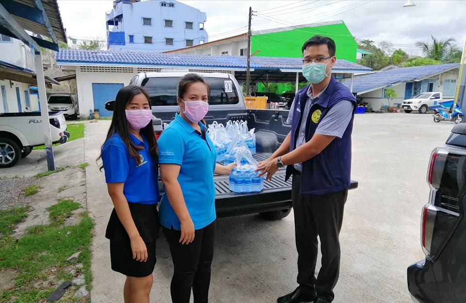 กปภ.สาขาระนอง ให้บริการสนับสนุนน้ำดื่มจุดคัดกรองอำเภอสุขสำราญ